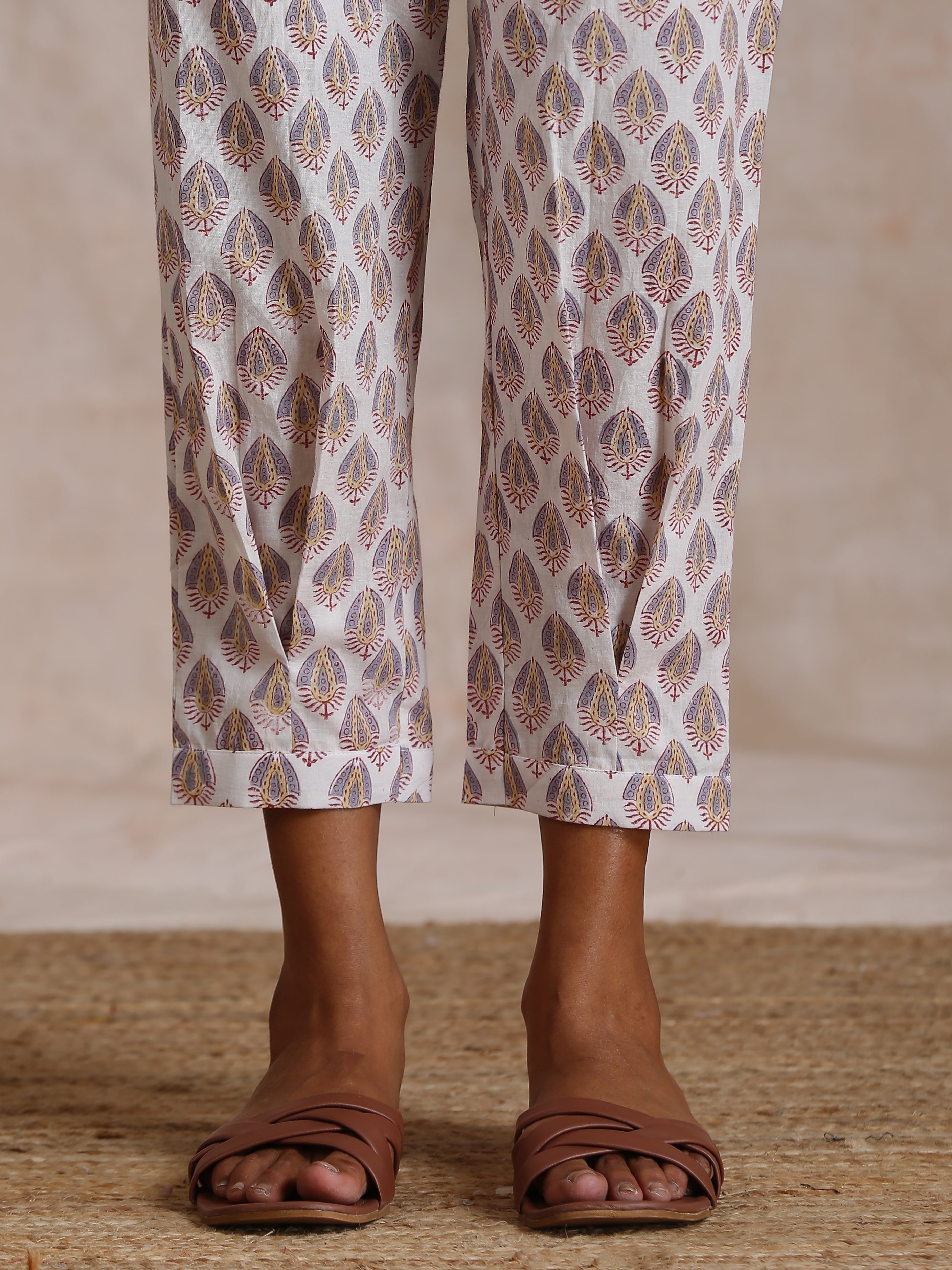 trueBrowns White With Grey Buta Block Print Cotton Sleeveless Co-Ord Set