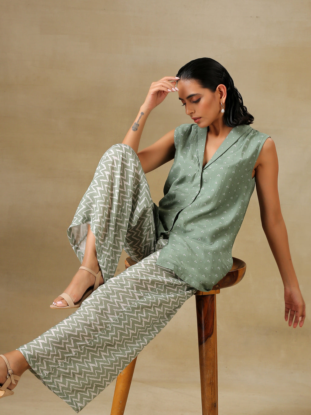 trueBrowns Light Green Bandhani Printed Silk Sleevesless Jacket Pant Set
