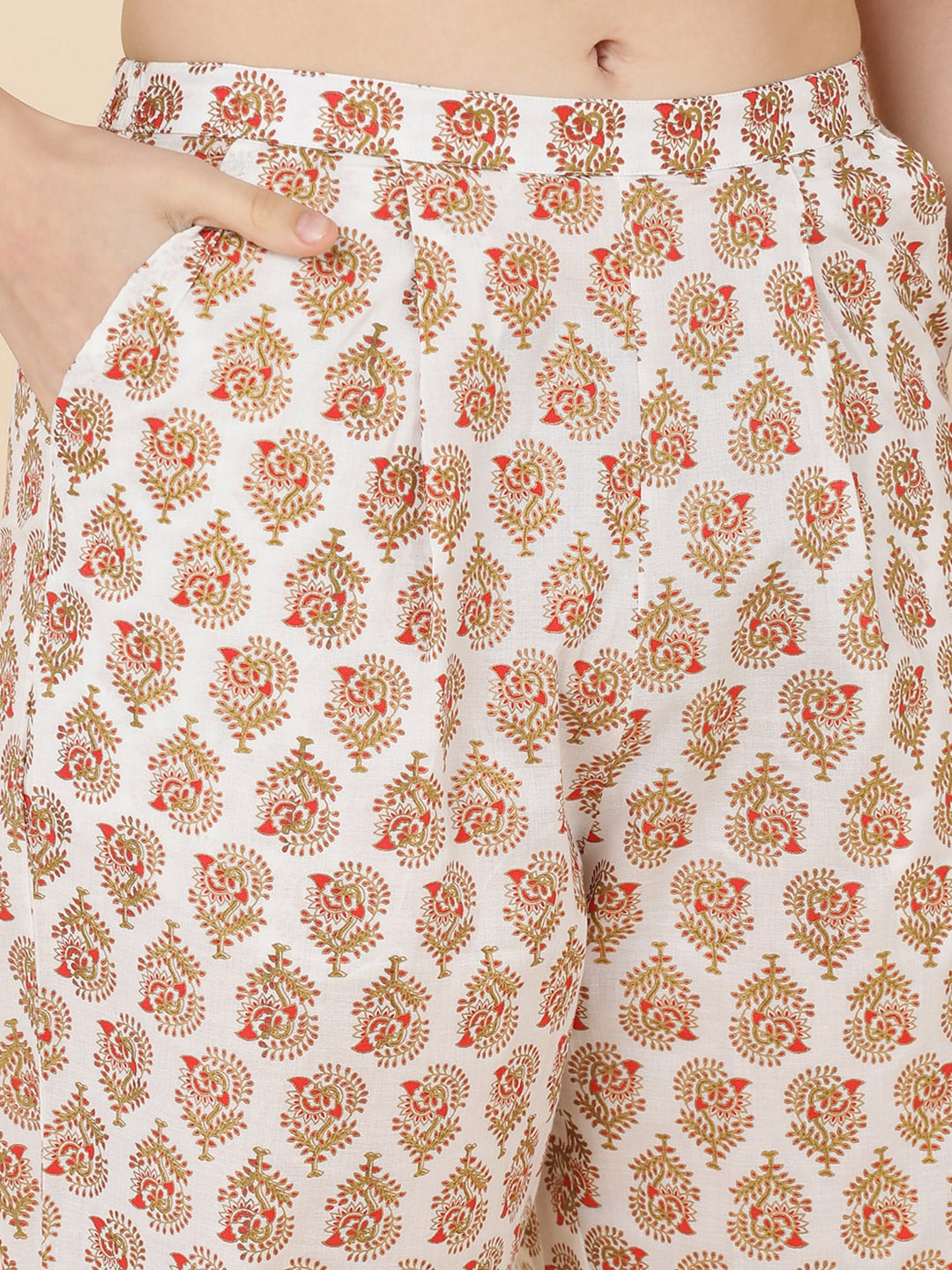 HERE&NOW Women White Floral Printed Pleated Pure Cotton Kurta with Trousers
