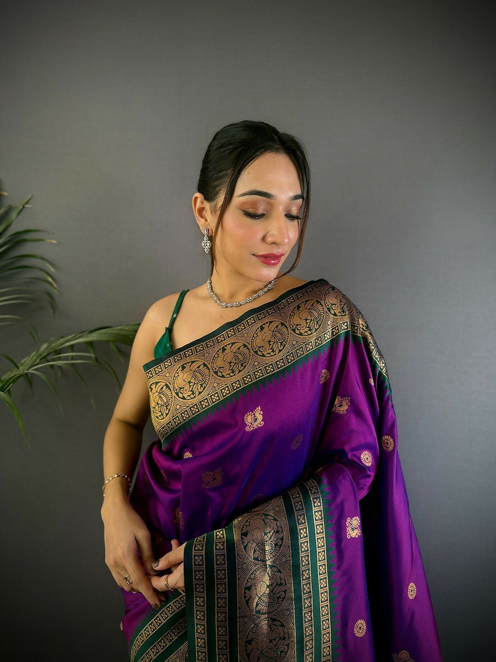 Joban Fashion Banarasi Magenta Woven Soft Silk Saree