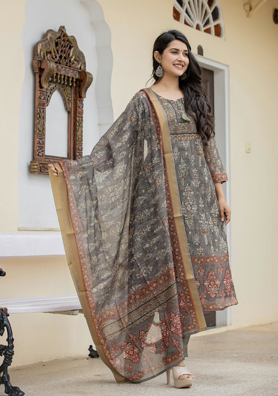 Kaajh Women's Grey-Green Digital Print Chanderi Kurta Pant Set With Dupatta