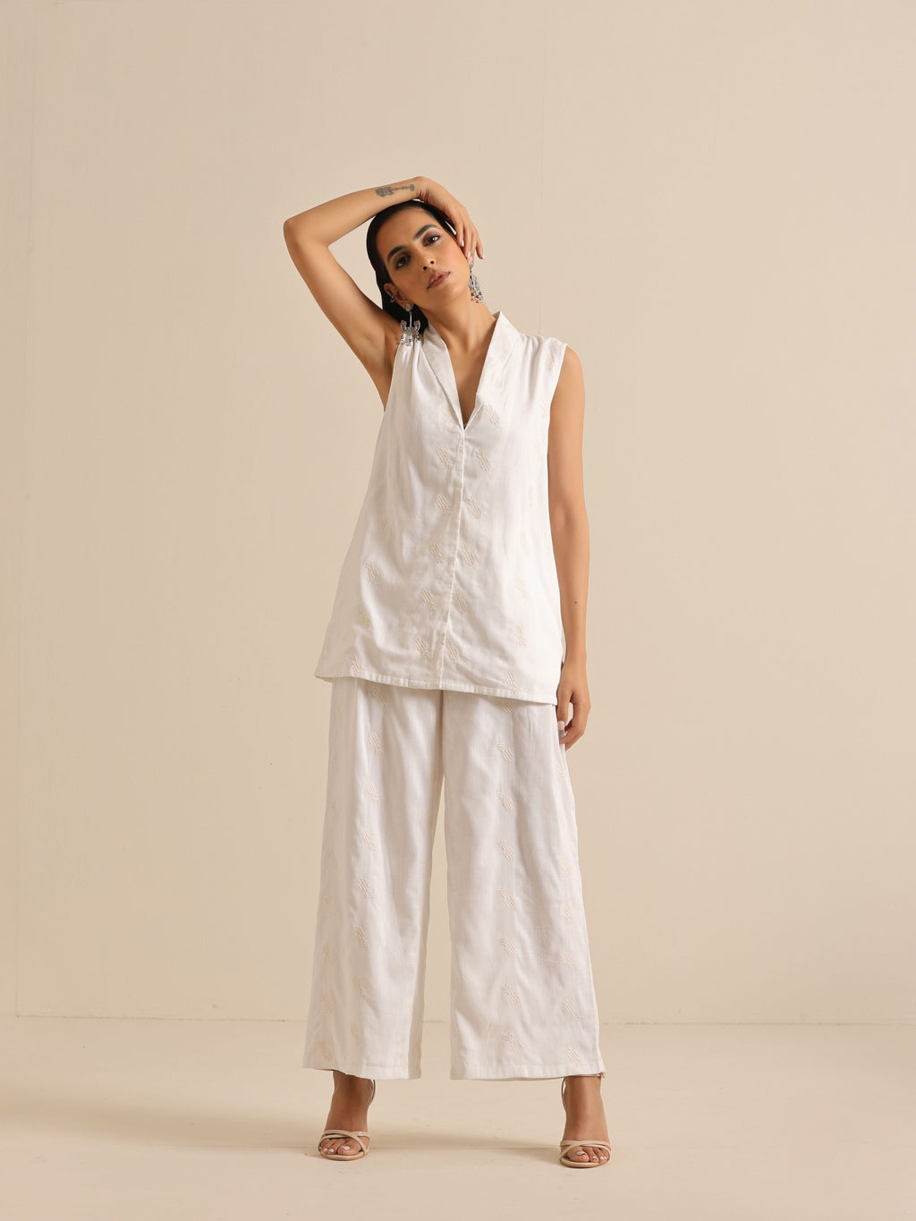 trueBrowns White Pineapple Sleeveless Jacket Pant Set