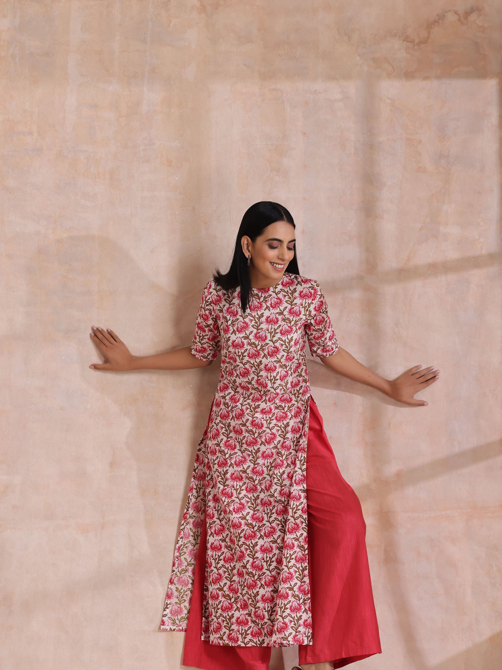 trueBrowns Pink Brown Overall Floral On White Block Print Cotton Slit Kurta Pant Set