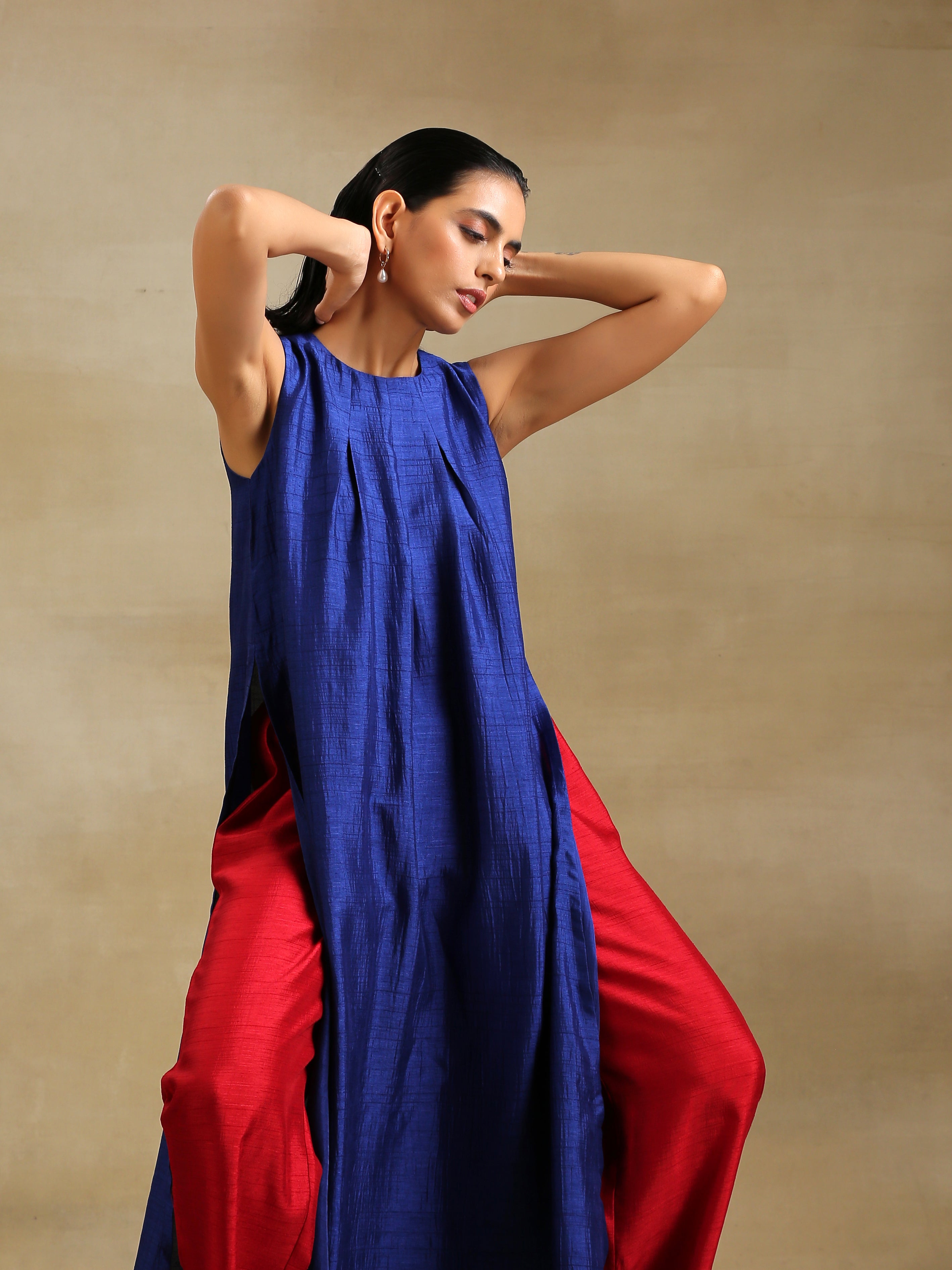 trueBrowns Blue Textured Silk Sleeveless Kurta Pant Set