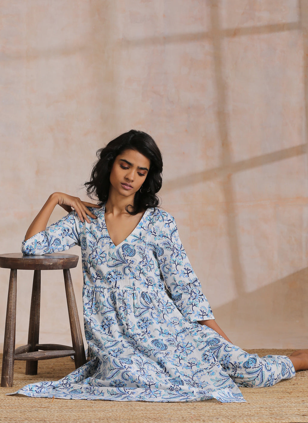 trueBrowns White With Overall Blue Print Cotton Slit Gathered Kurta Set