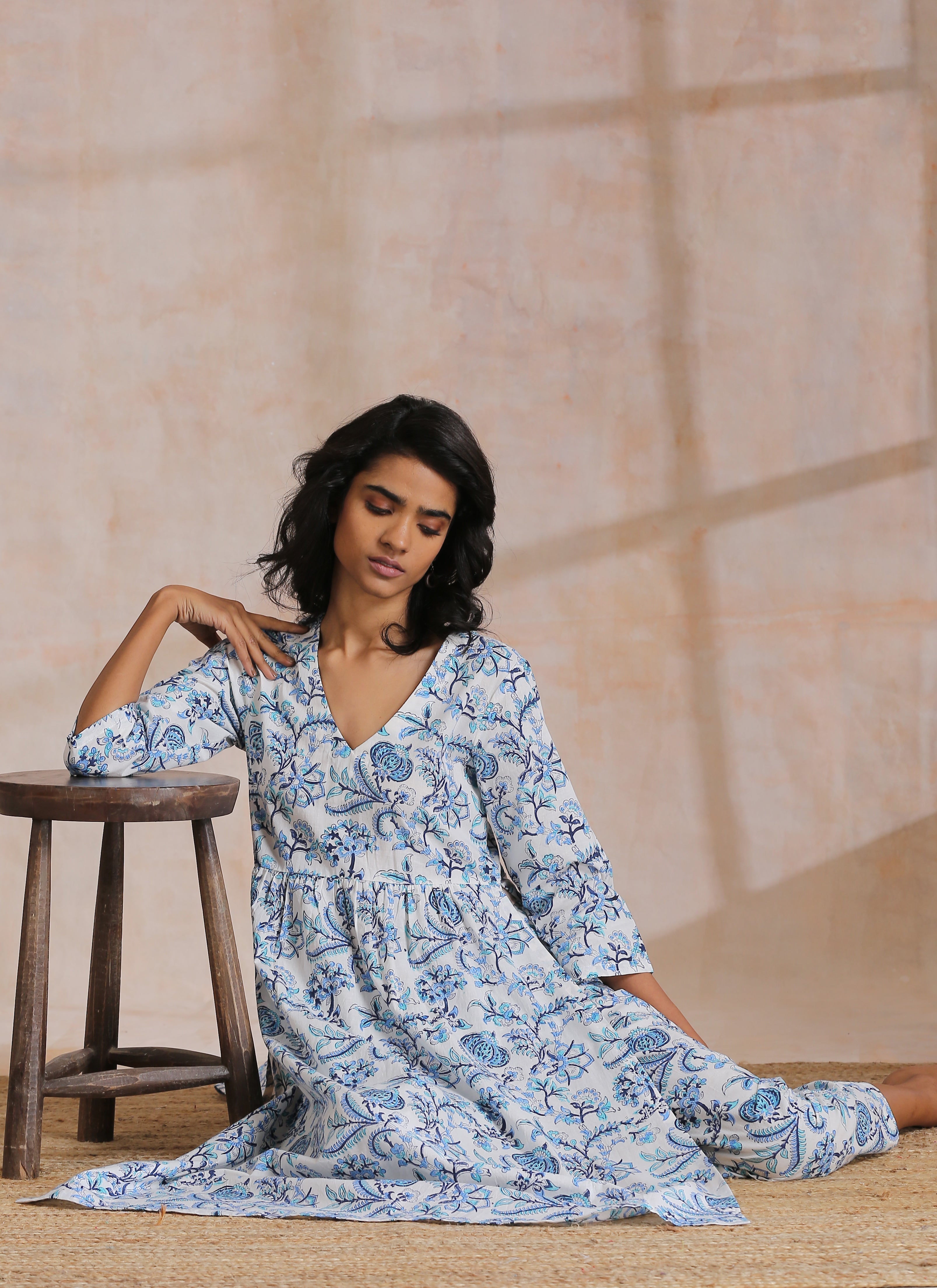 trueBrowns White With Overall Blue Print Cotton Slit Gathered Kurta Set