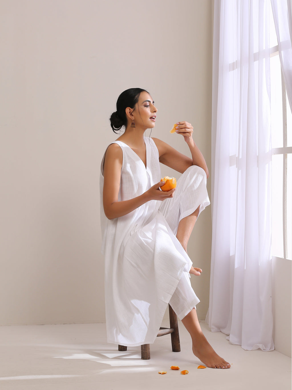trueBrowns White Slub Texture Sleeveless Flared Kurta Pant Set