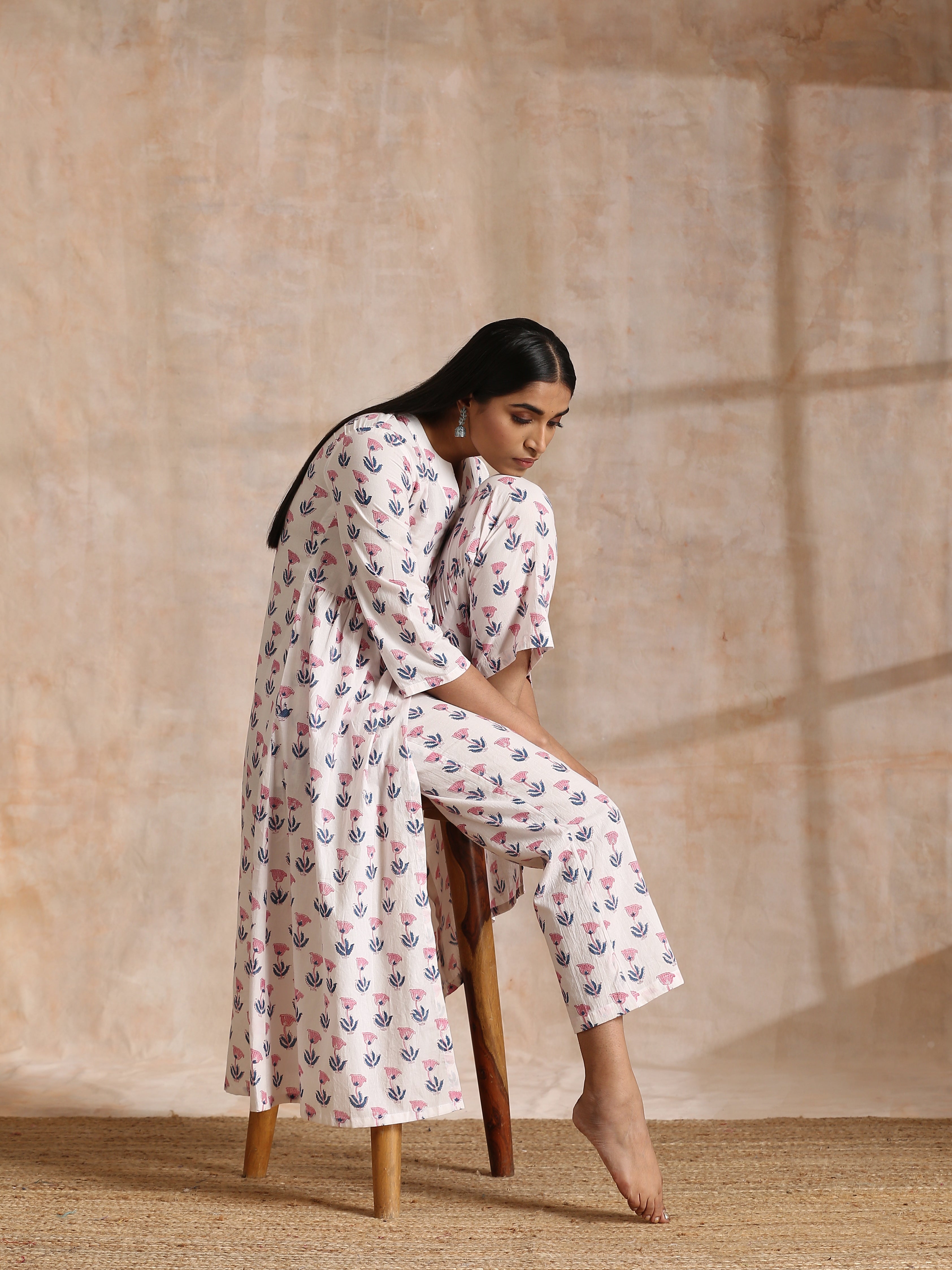 trueBrowns White With Pink Blue Buta Block Print Cotton Kurta Pant Set