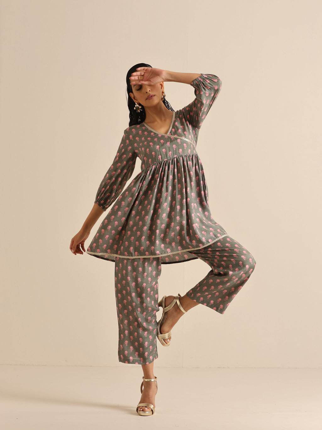 trueBrowns Grey Floral Silk Printed Co-Ord Set