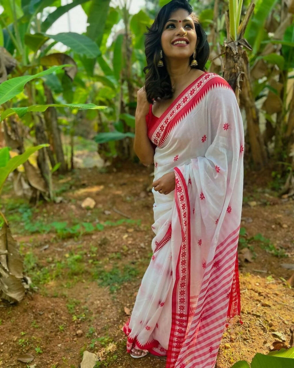 DEIANA'S Beautiful Designer Golden zari Soft Cotton Saree - White
