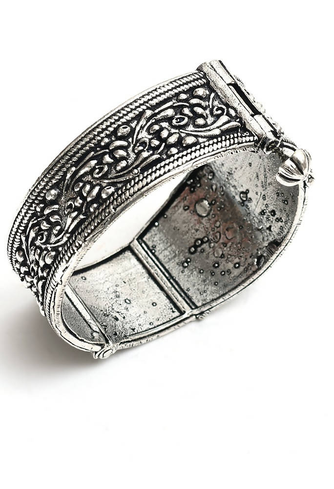 Mominos Fashion Kamal Johar Oxidised Silver-Plated Screw Type Handcraft Bracelet