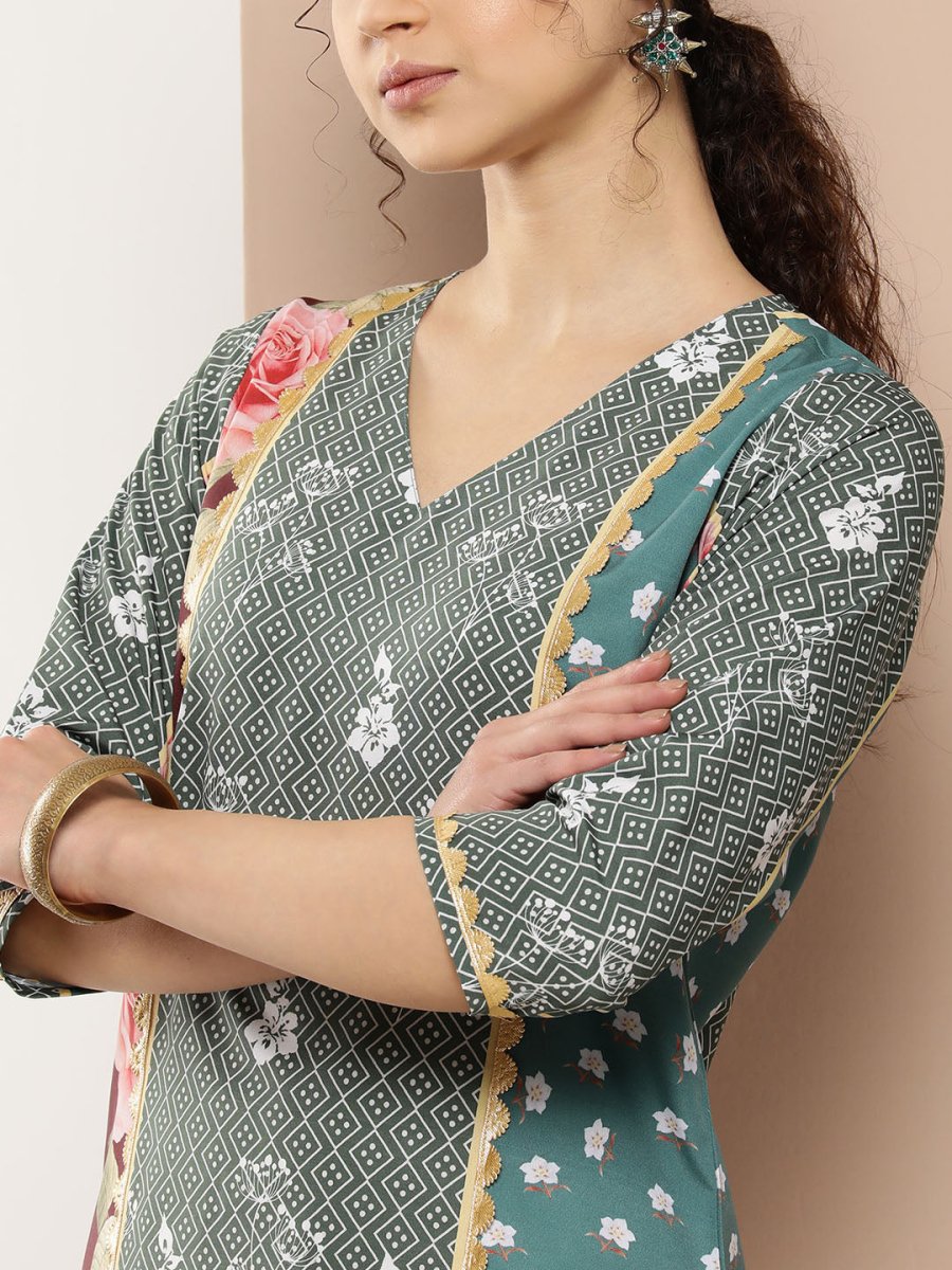 Ahalyaa Women Green & Pink Floral Printed Gotta Patti Floral Crepe Kurta