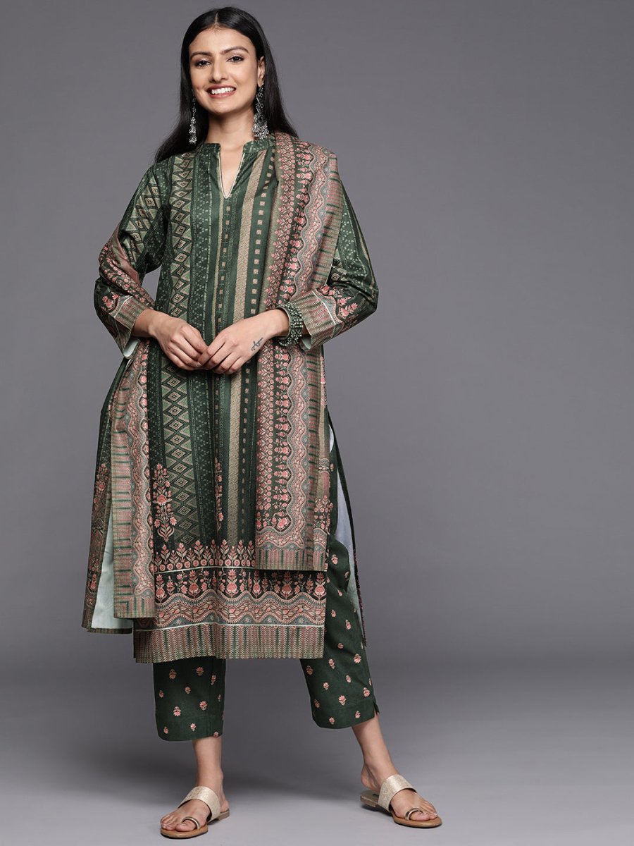 Ahalyaa Women Green Printed Gotta Patti Velvet Kurta with Trousers & With Dupatta