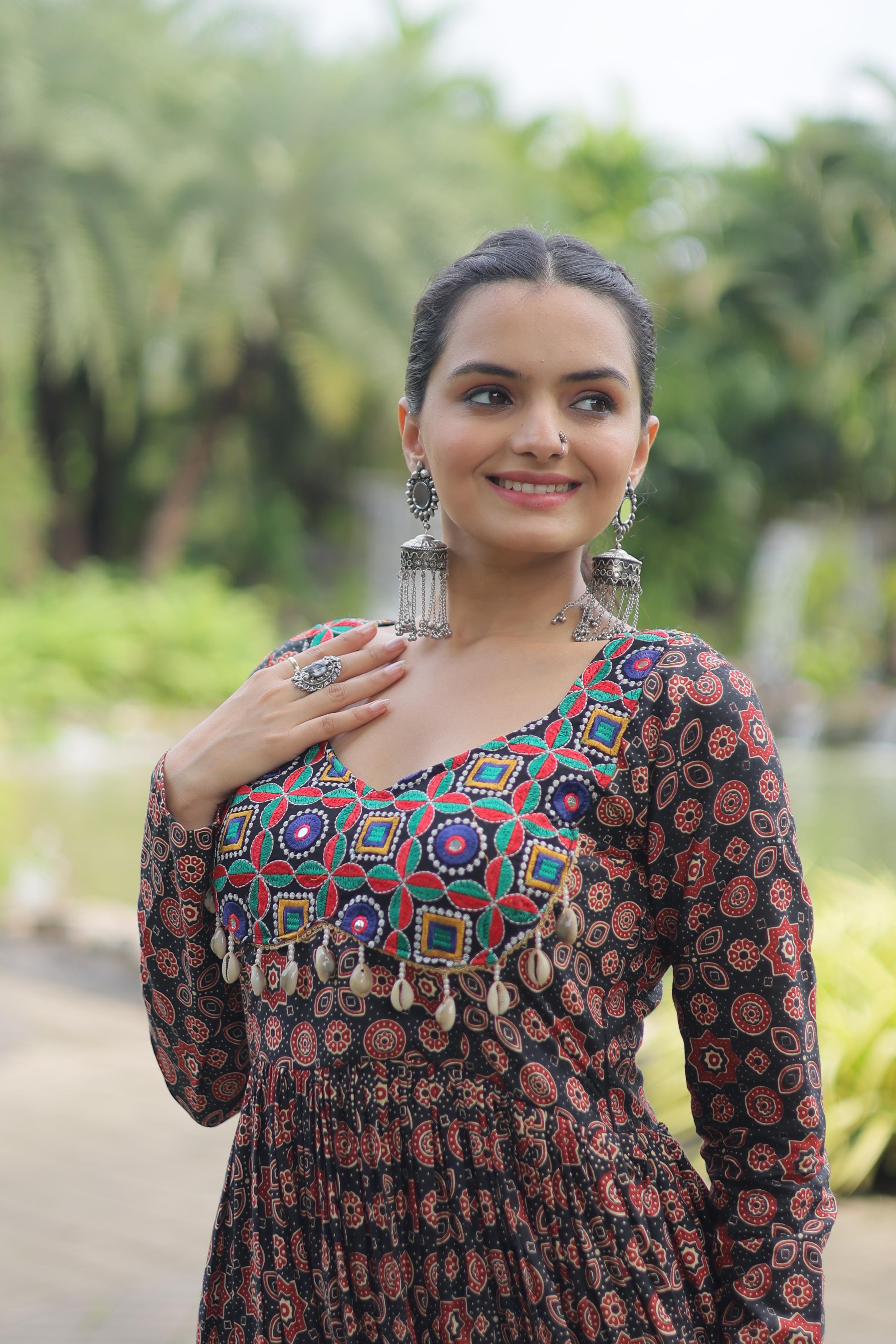 Lorenvalley Black Printed Cotton With Kutchi Gamthi Work And Kodi Lace Kurti
