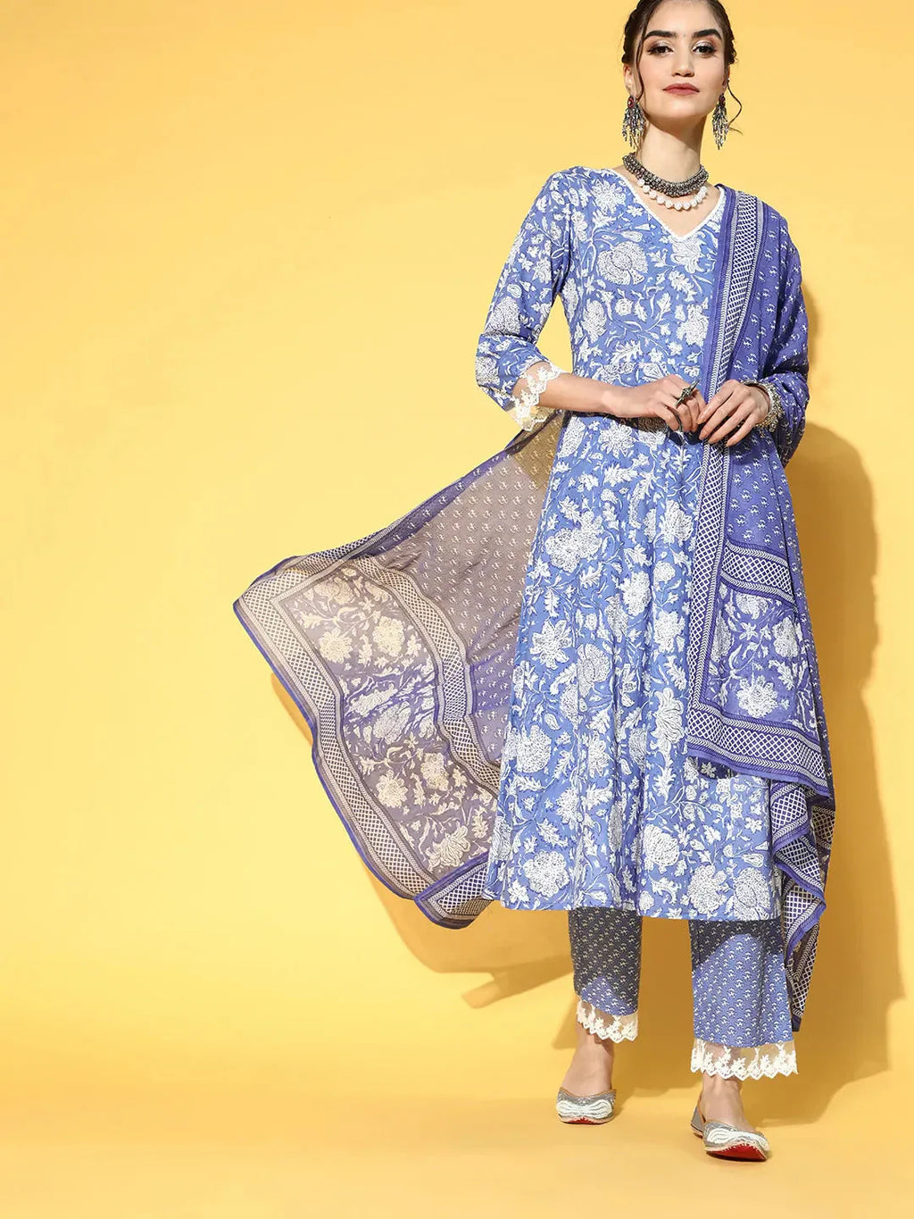 Yufta Blue & White Floral Printed Dupatta Set