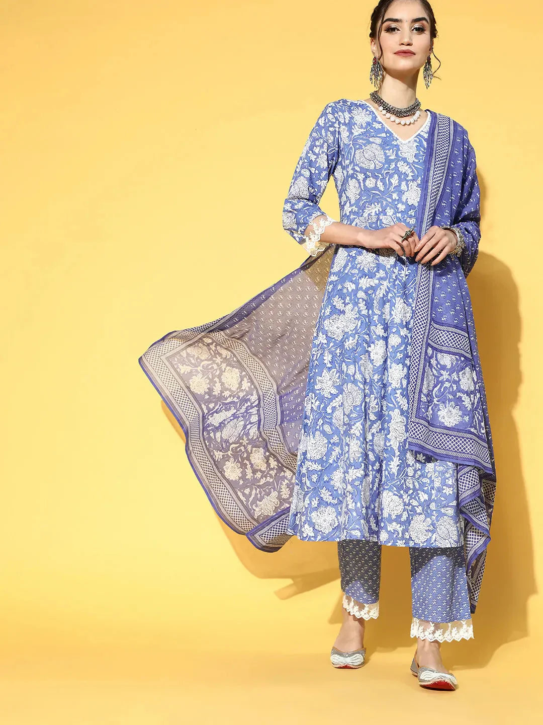 Yufta Blue & White Floral Printed Dupatta Set