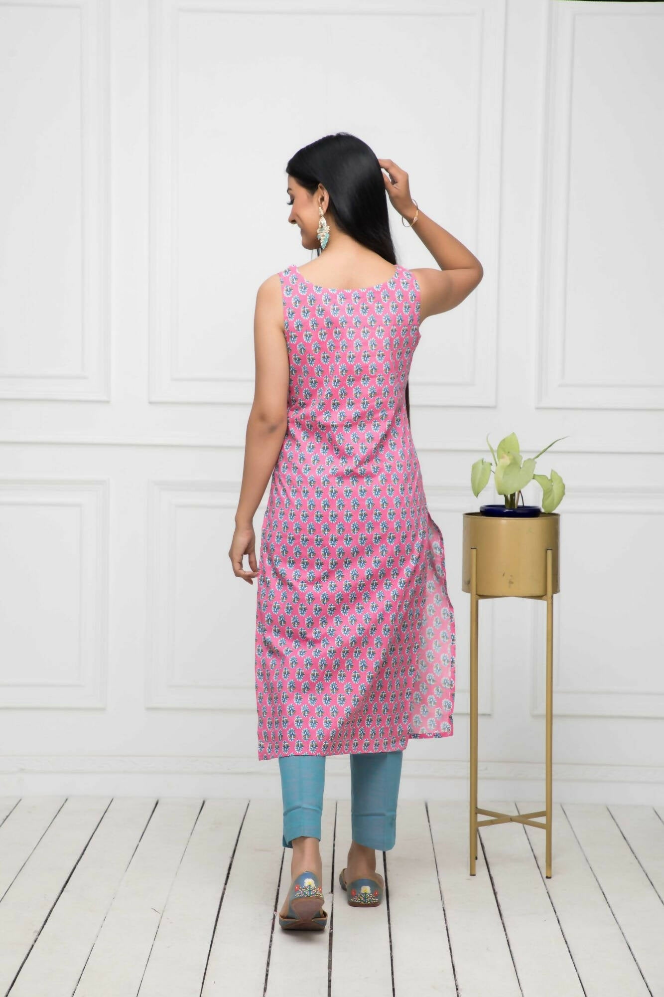 Myshka Women Pink Solid Cotton Straight Round Neck Kurtas