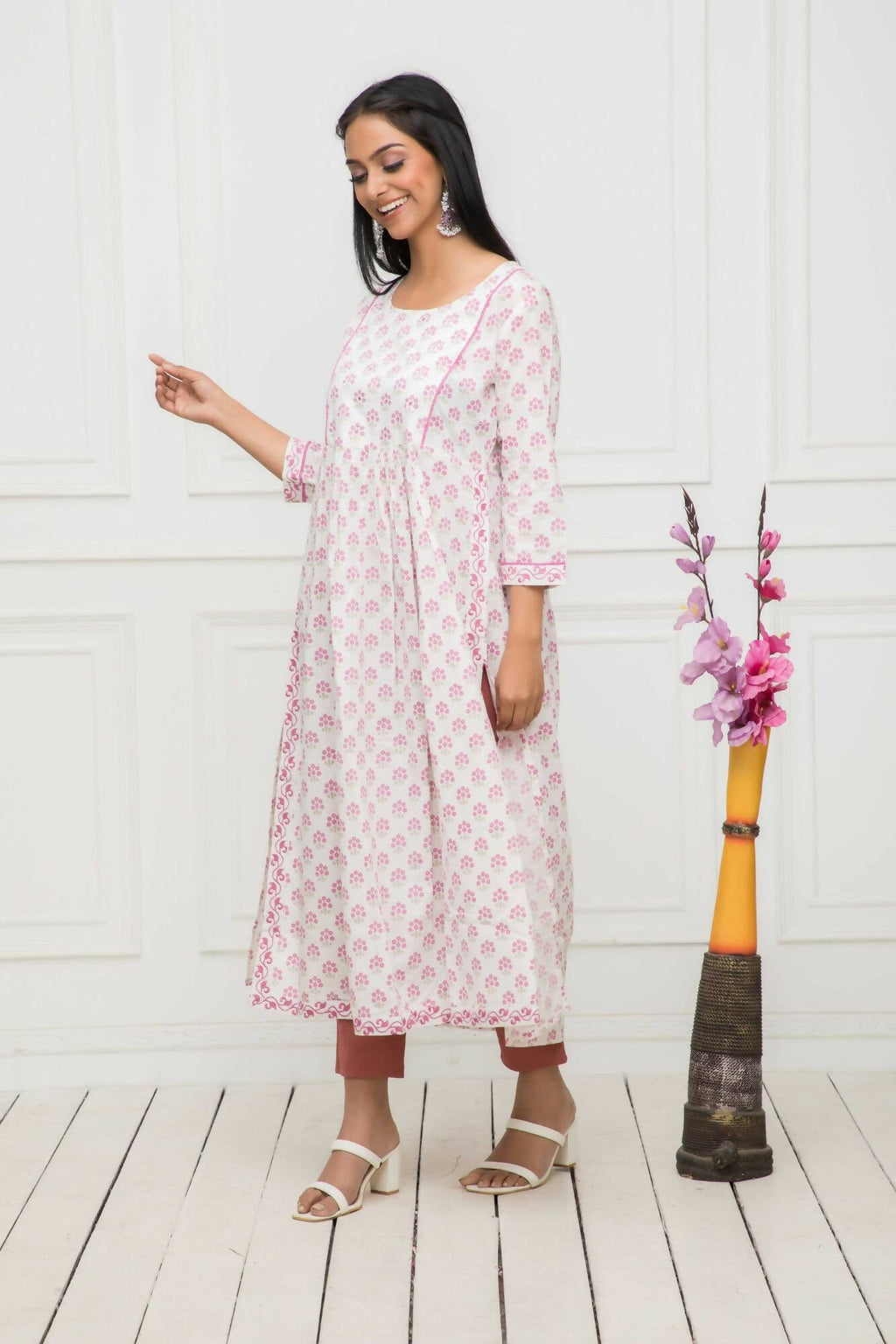 Myshka Women White Floral Rayon Straight Round Neck Kurtas