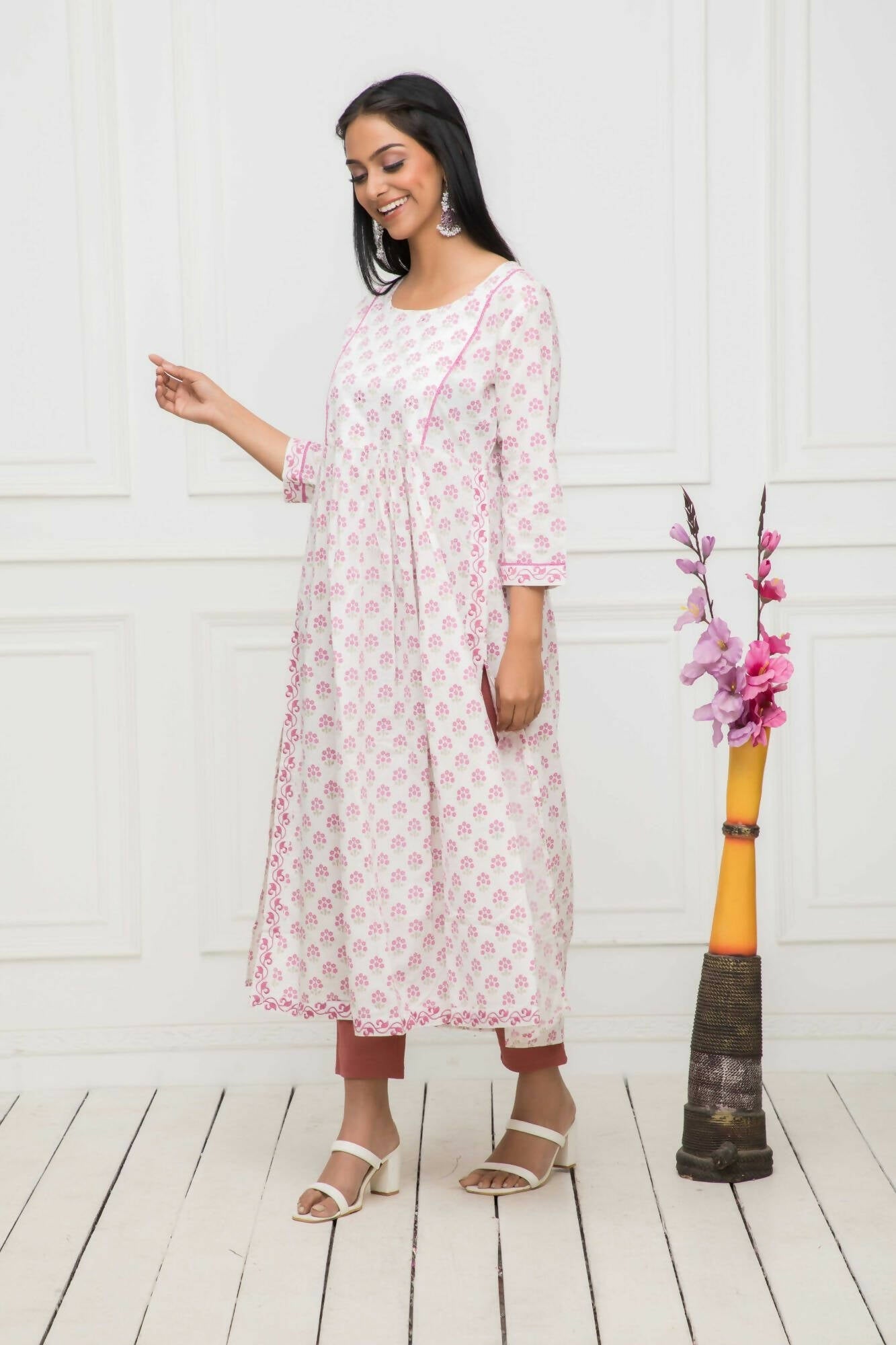 Myshka Women White Floral Rayon Straight Round Neck Kurtas