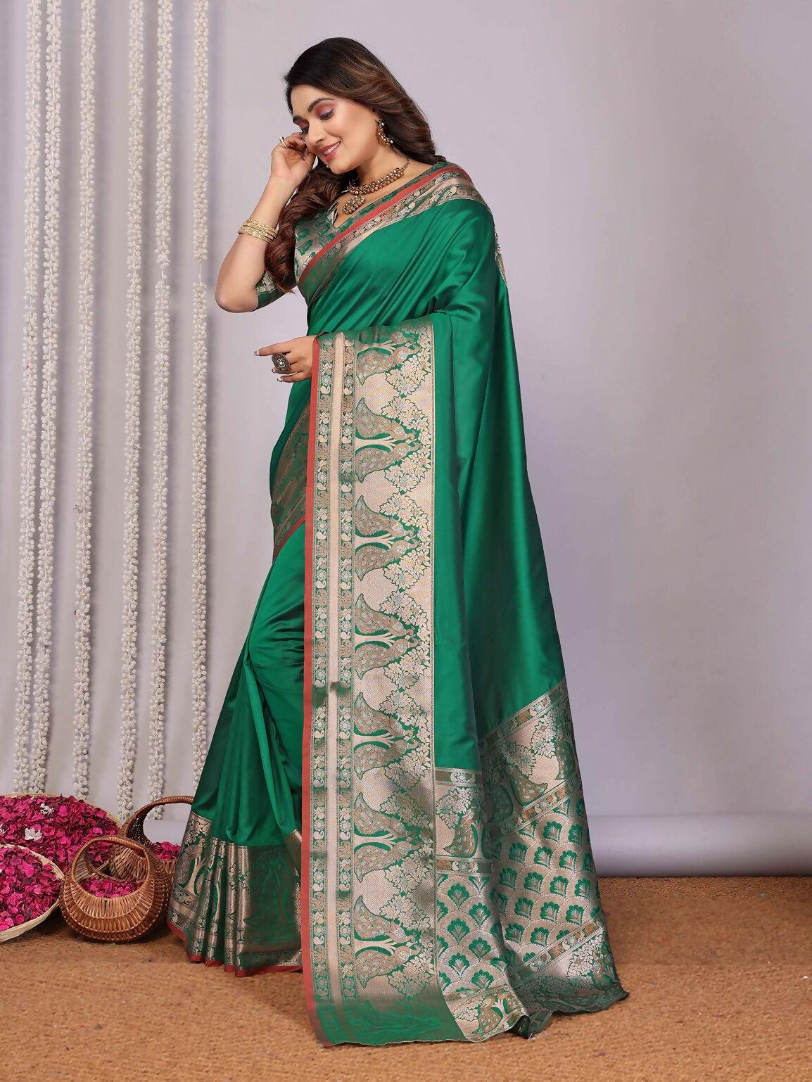 Joban Fashion Green Woven Banarasi Silk Sarees