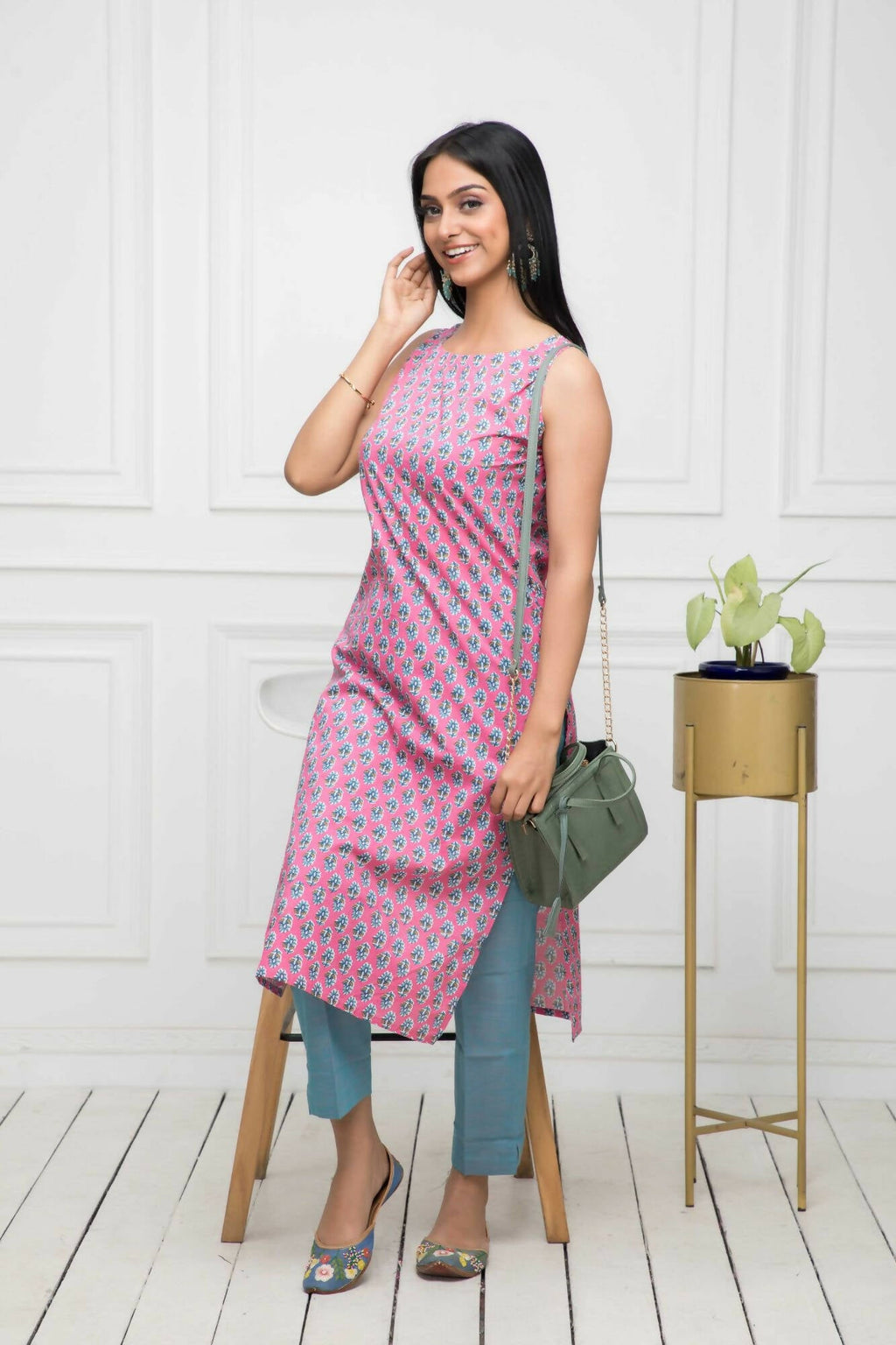Myshka Women Pink Solid Cotton Straight Round Neck Kurtas