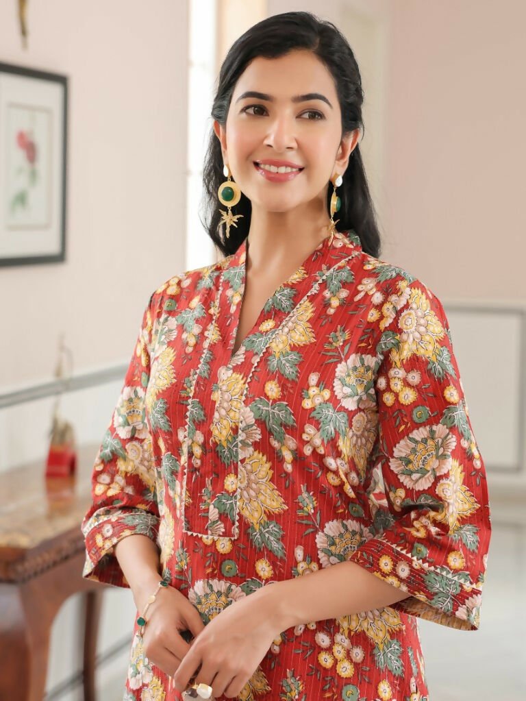 Aramya Straight Kantha Cotton Floral Print Women's Kurta Set - Red