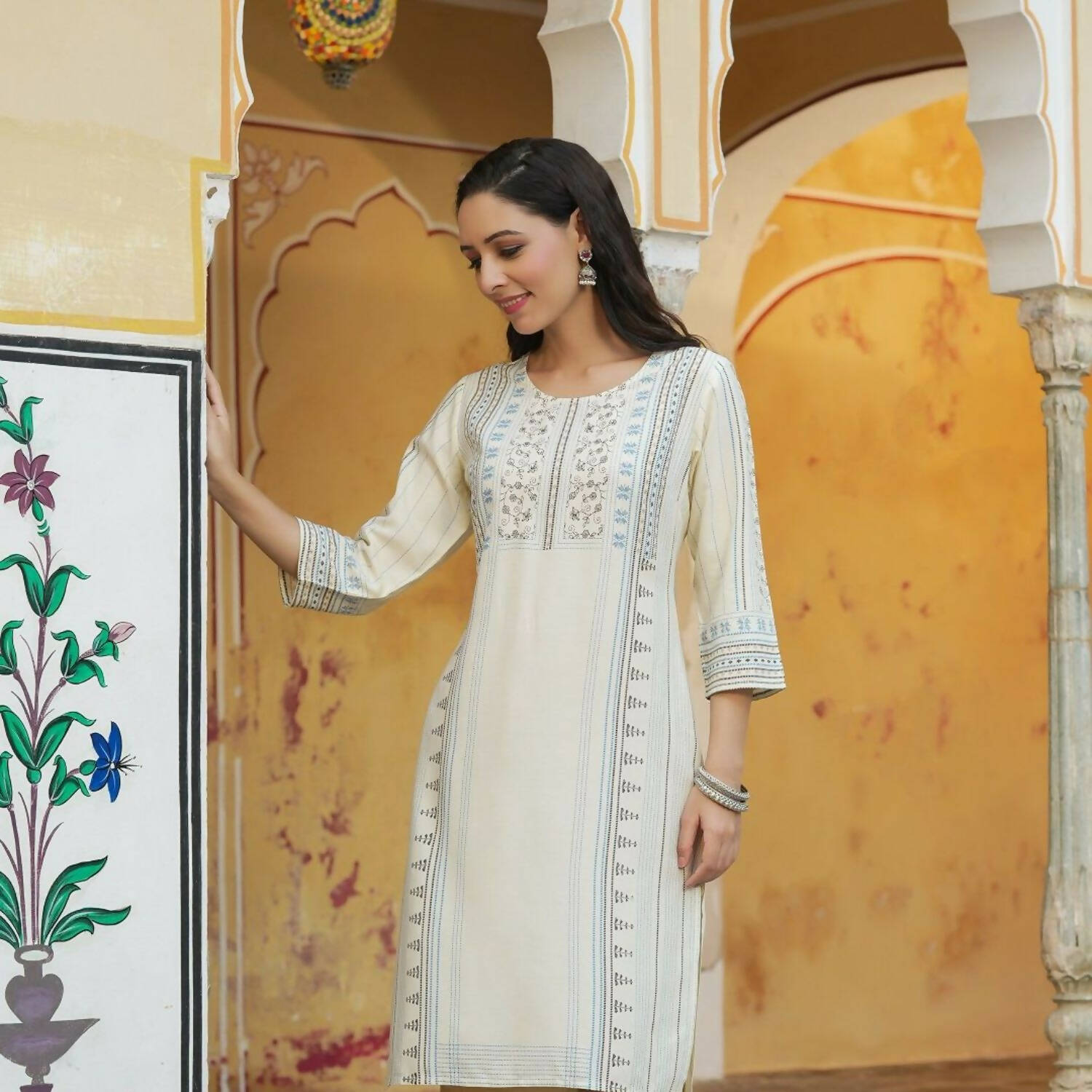 Juniper Women's Off-White Rayon Printed Straight Kurta