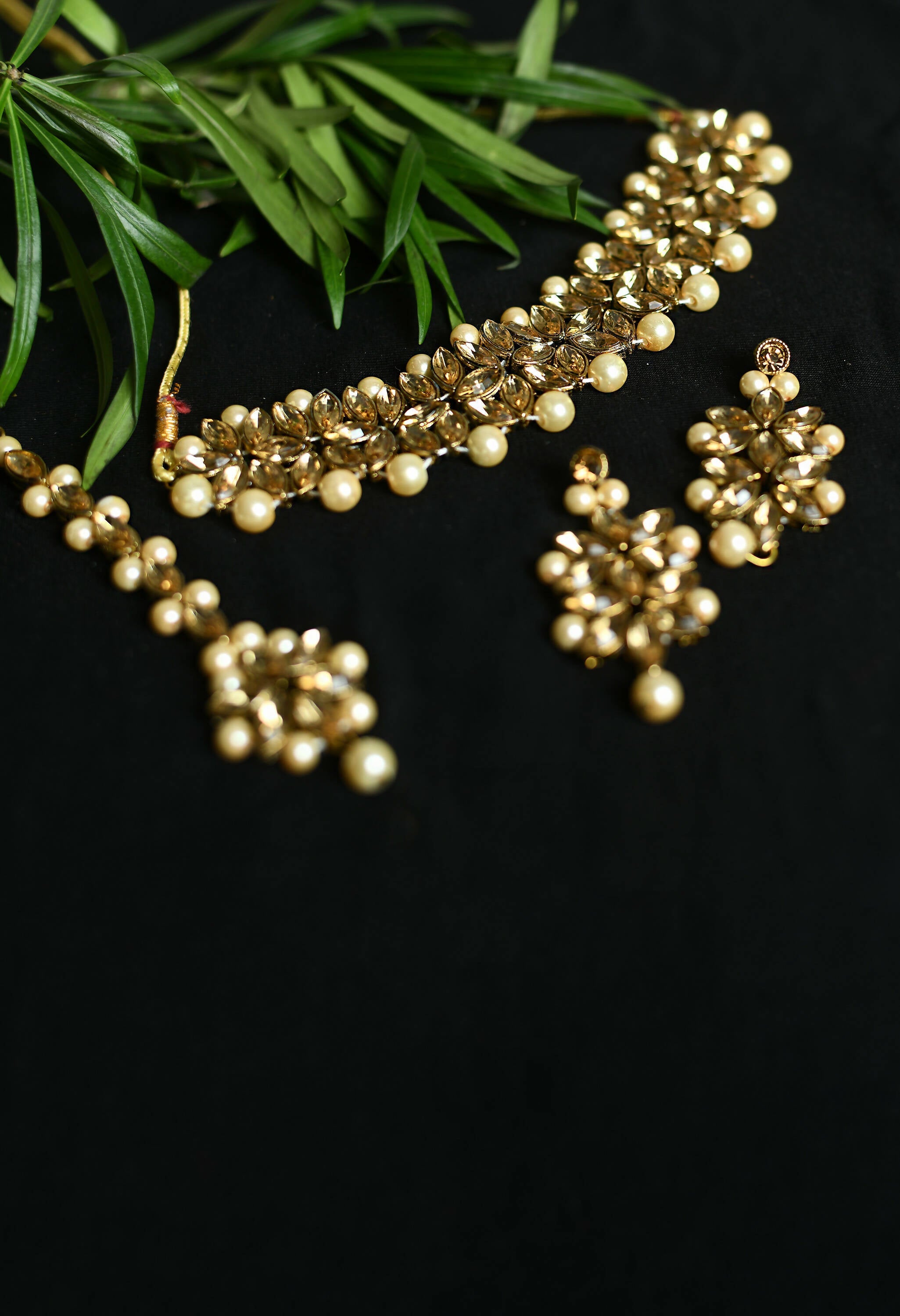 Mominos Fashion Johar Kamal Gold-Polished Brass Finish Kundan/Pearls Choker For Women (Golden)