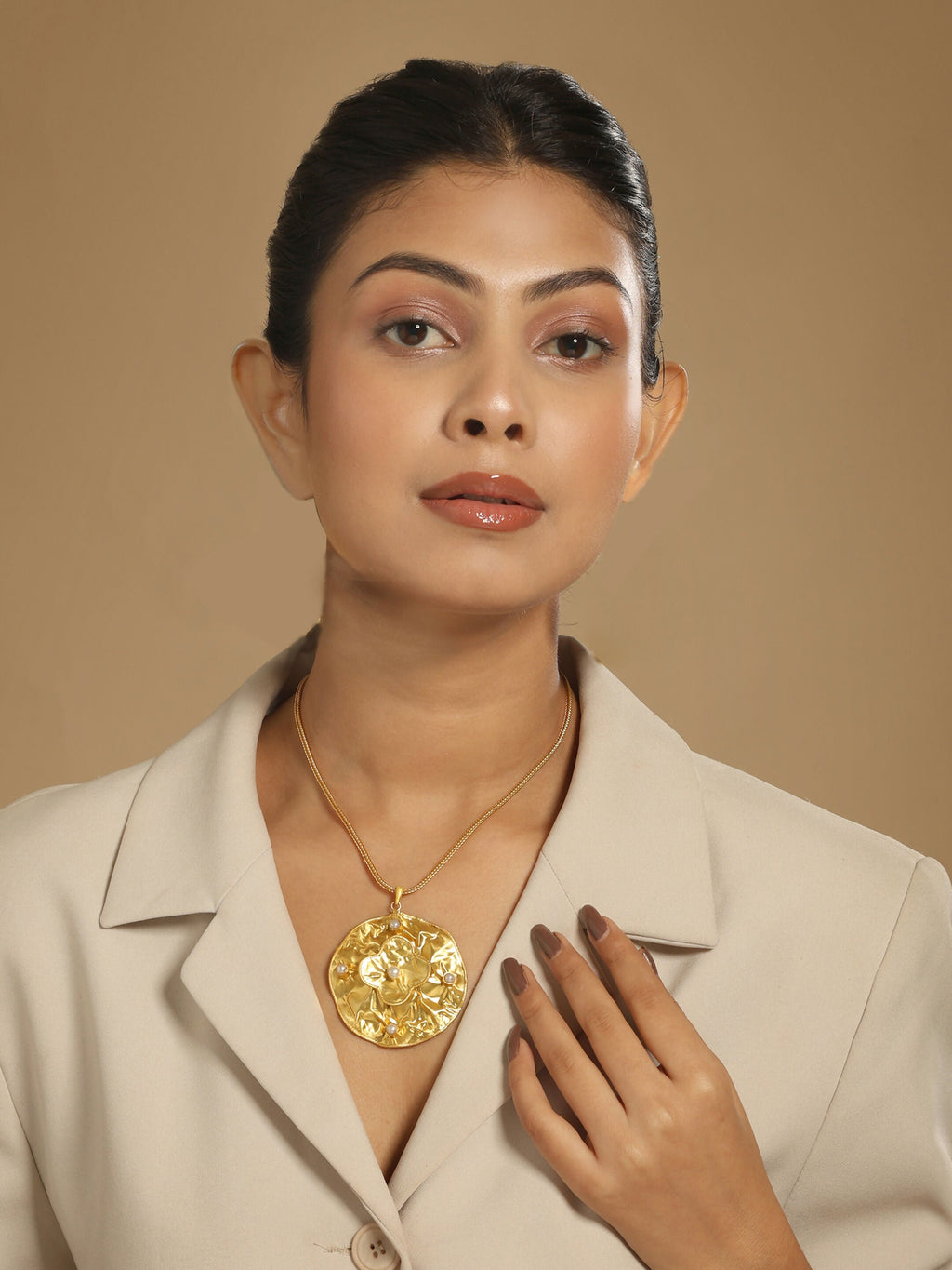 Nuyug 18K Gold-Plated Pearl Embellished Minimal Chain Textured Surface Floral Pendant Necklace