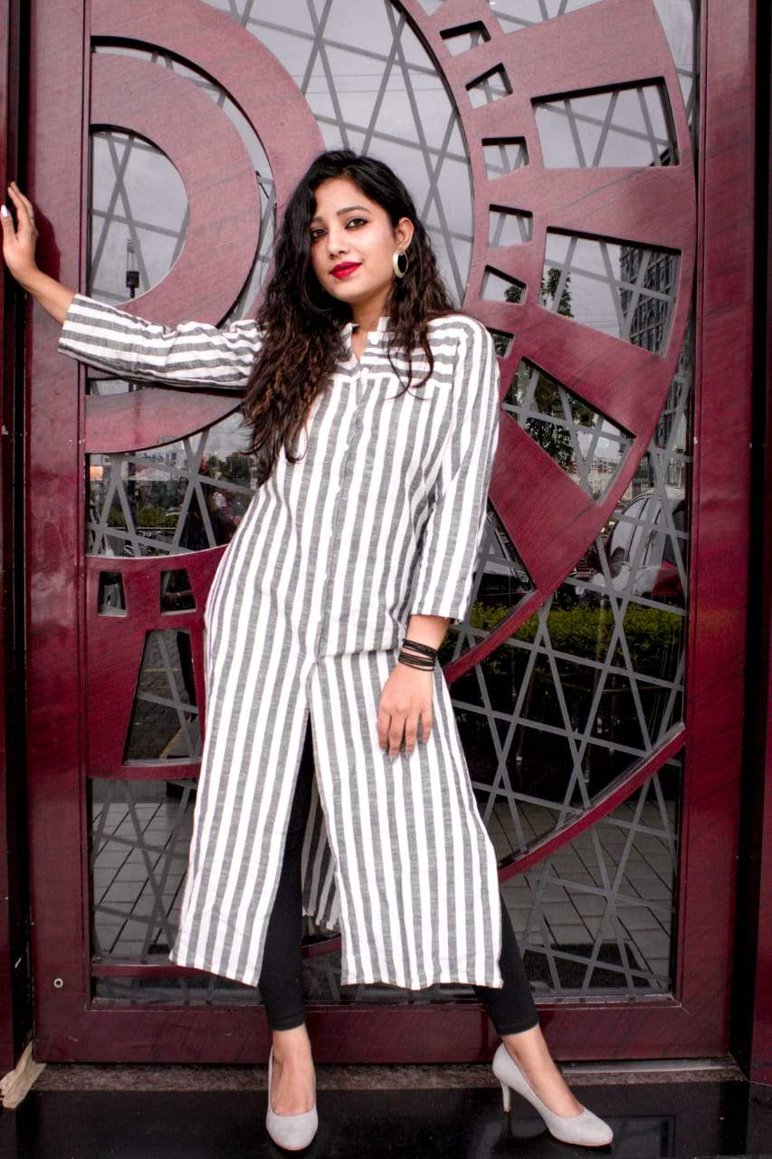 Jompers Women Grey & Off-White Striped Cotton Straight Kurta