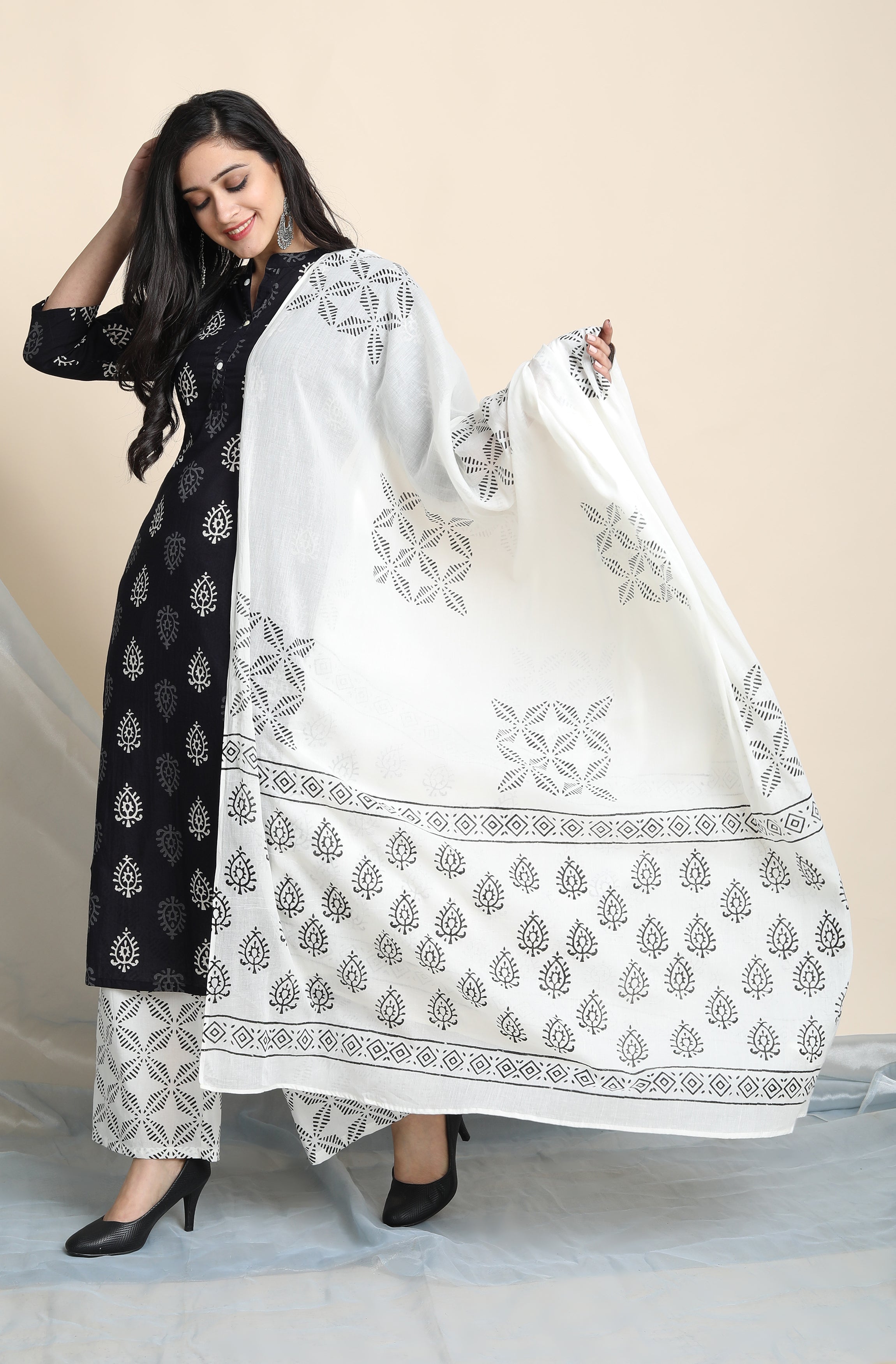 Janasya Women's Black Cotton Block Print Kurta With Palazzo And Dupatta