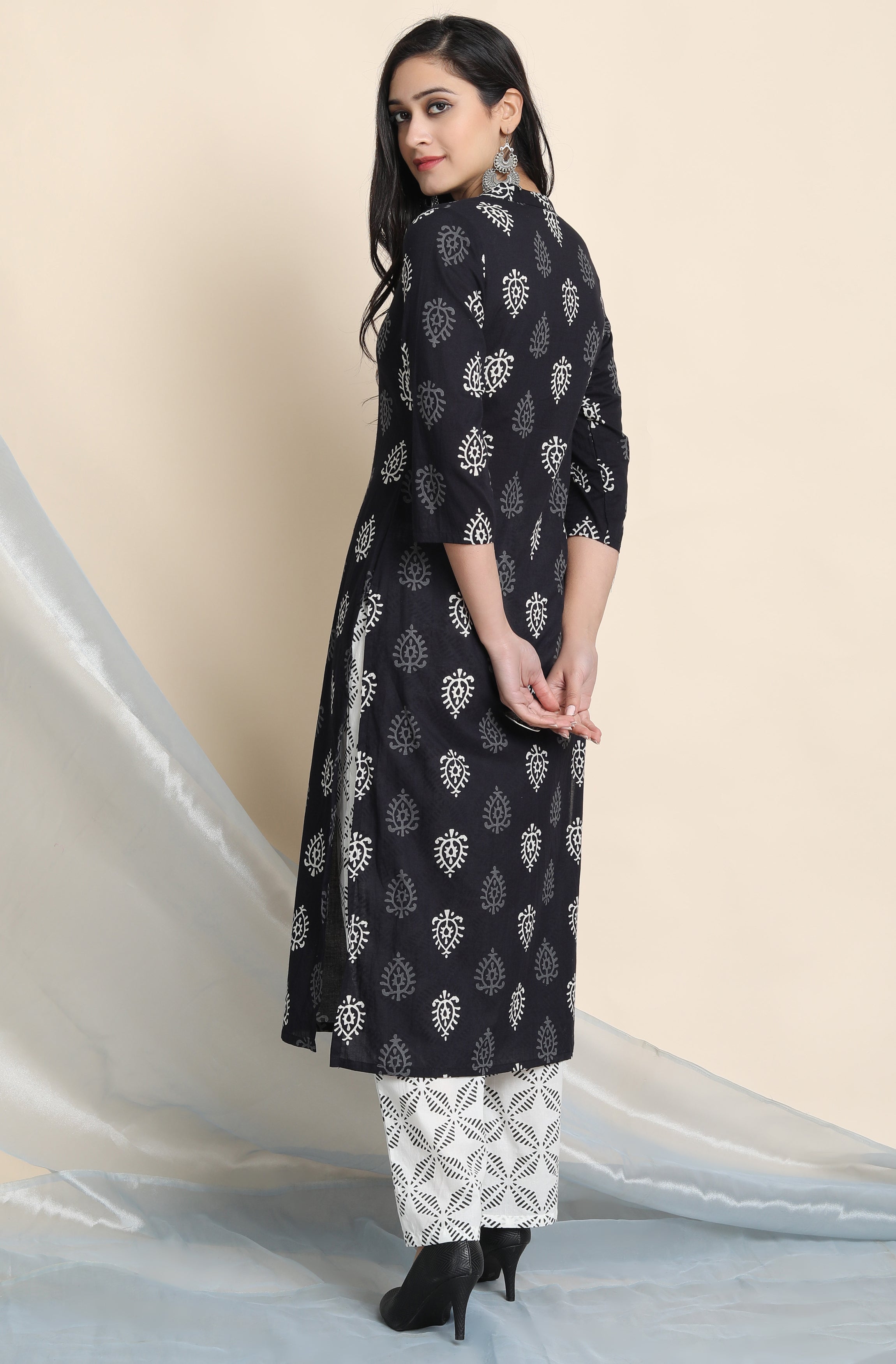 Janasya Women's Black Cotton Block Print Kurta With Palazzo And Dupatta
