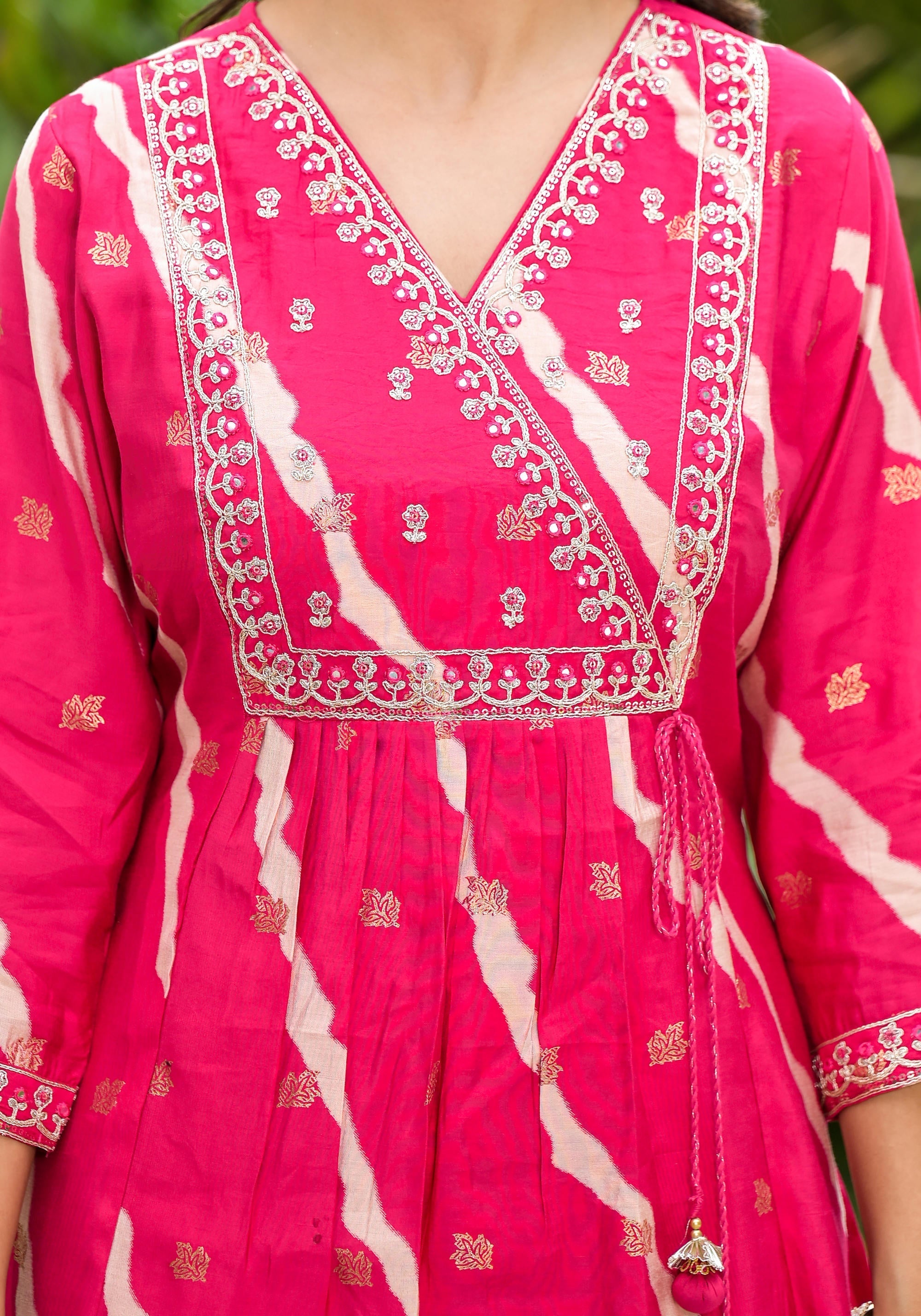 Juniper Women's Pink Lehriya Printed Musline Kurta Set With Mirror Work & Sequins