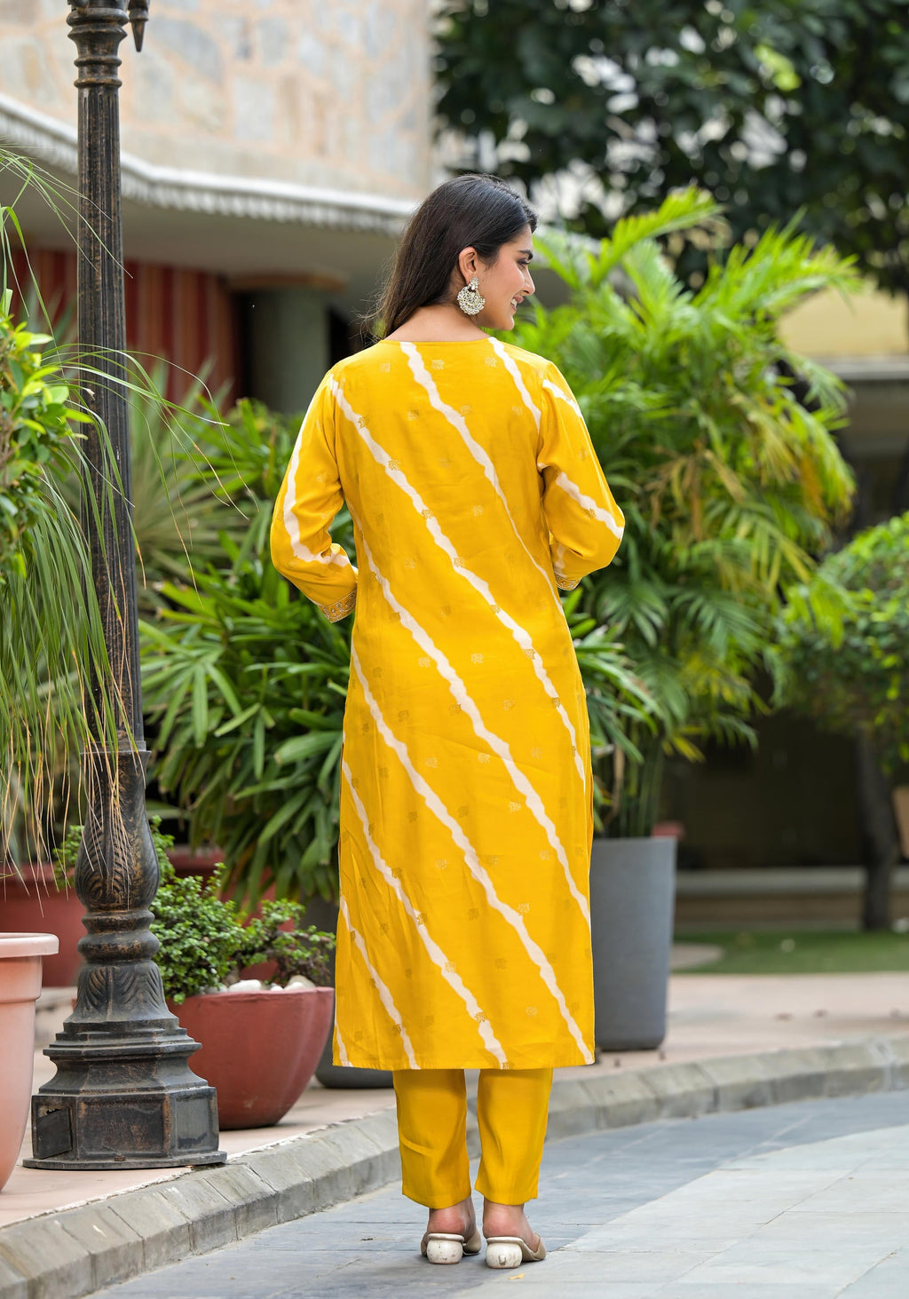 Juniper Women's Yellow Lehriya Printed Musline Kurta Set With Mirror Work & Sequins