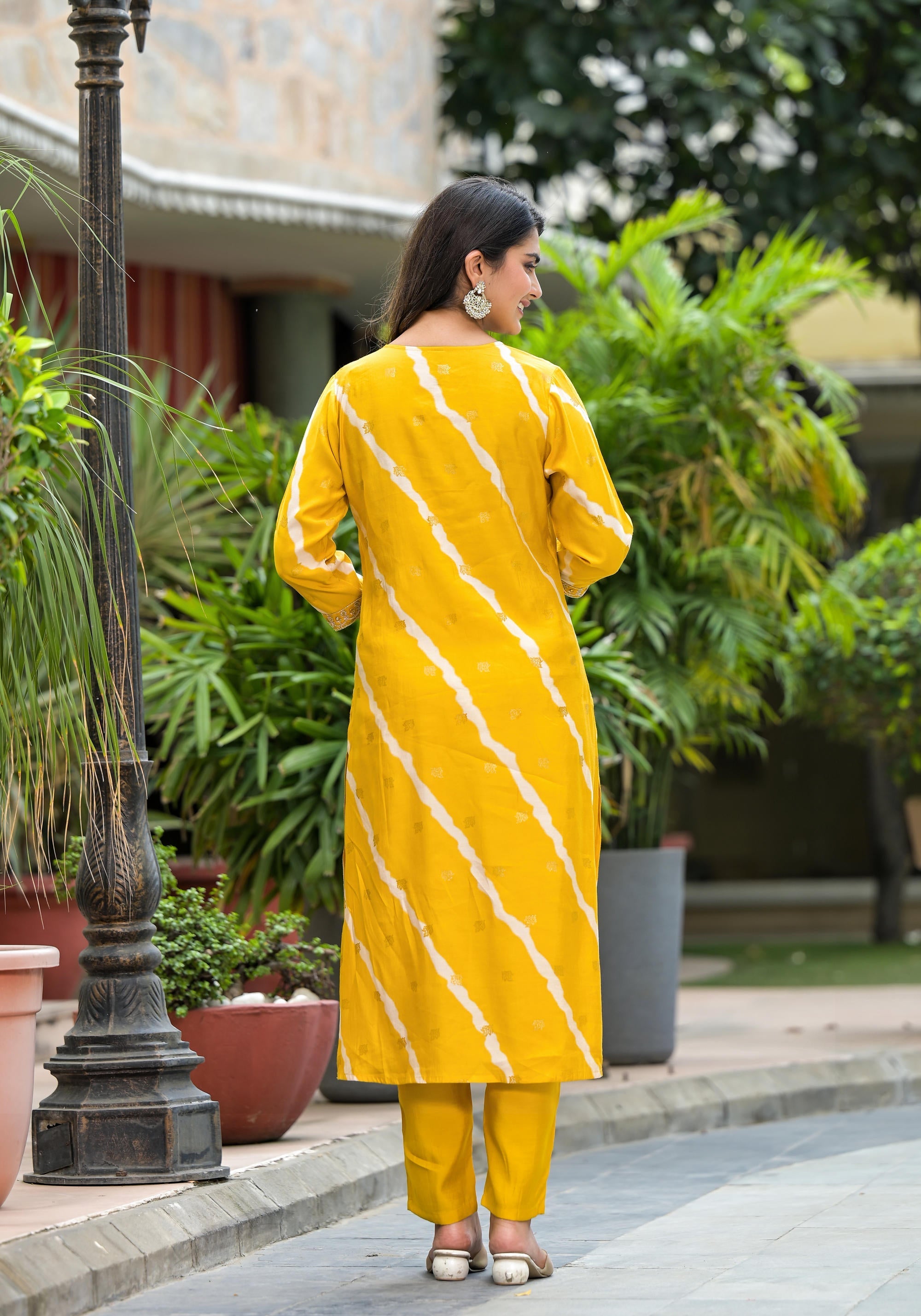 Juniper Women's Yellow Lehriya Printed Musline Kurta Set With Mirror Work & Sequins