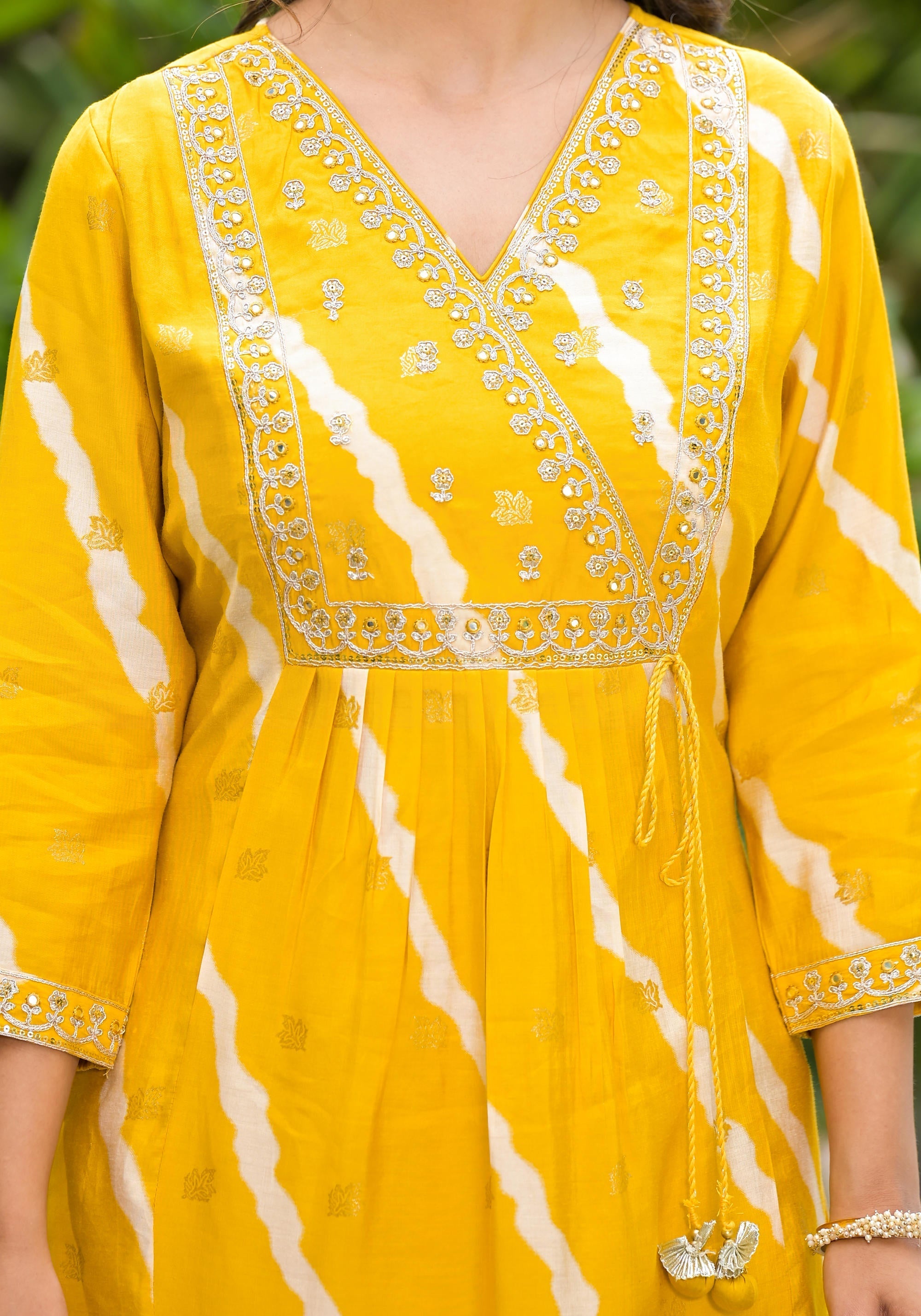 Juniper Women's Yellow Lehriya Printed Musline Kurta Set With Mirror Work & Sequins