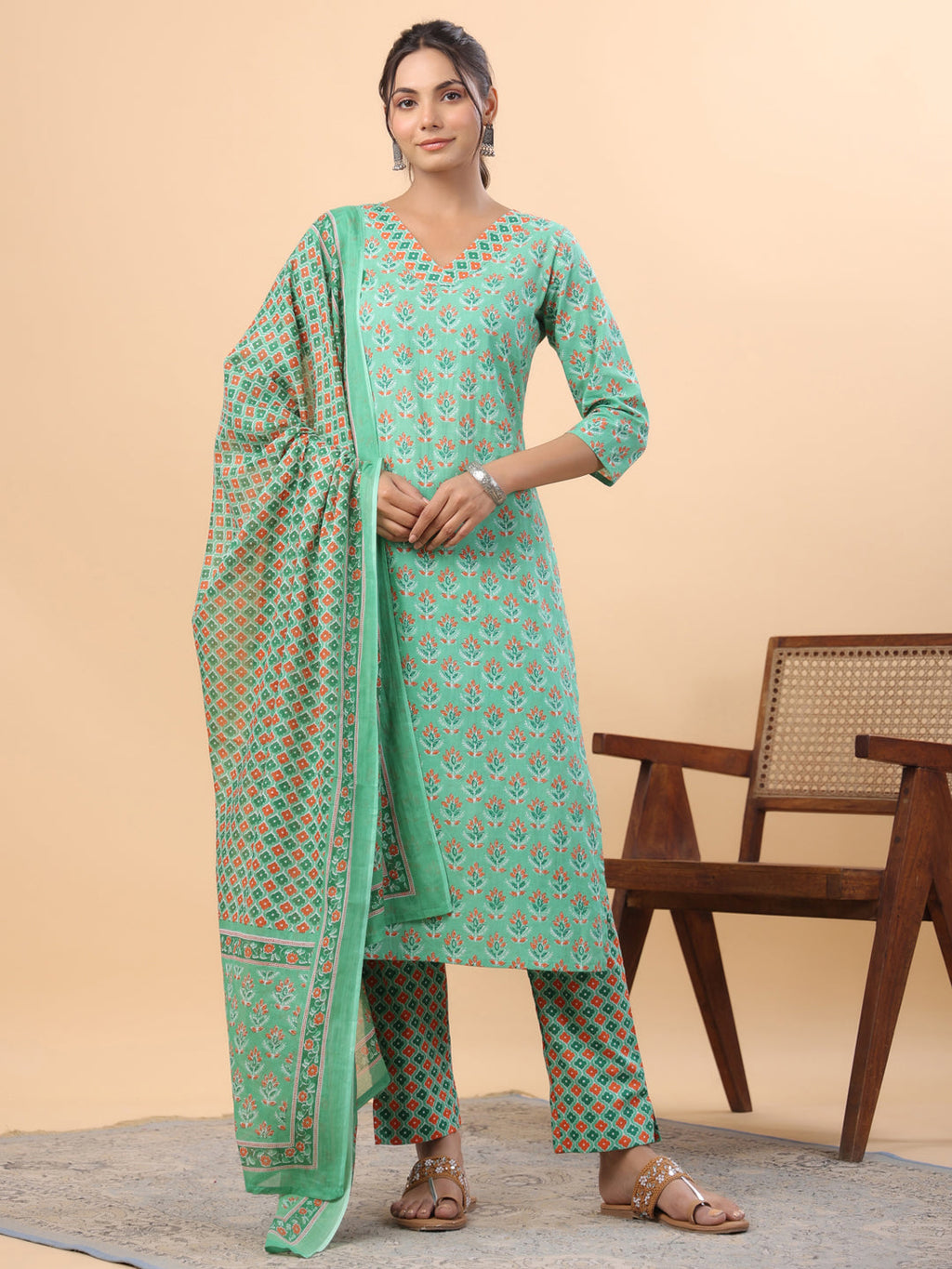 Janasya Regular Cambric Green Ethnic Motifs V-Neck Set