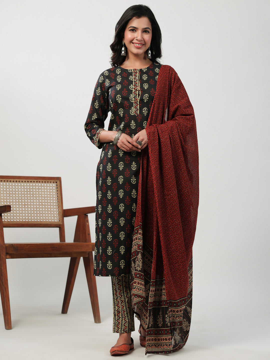 Janasya Straight Cambric Black Ethnic Motifs Round Neck Set