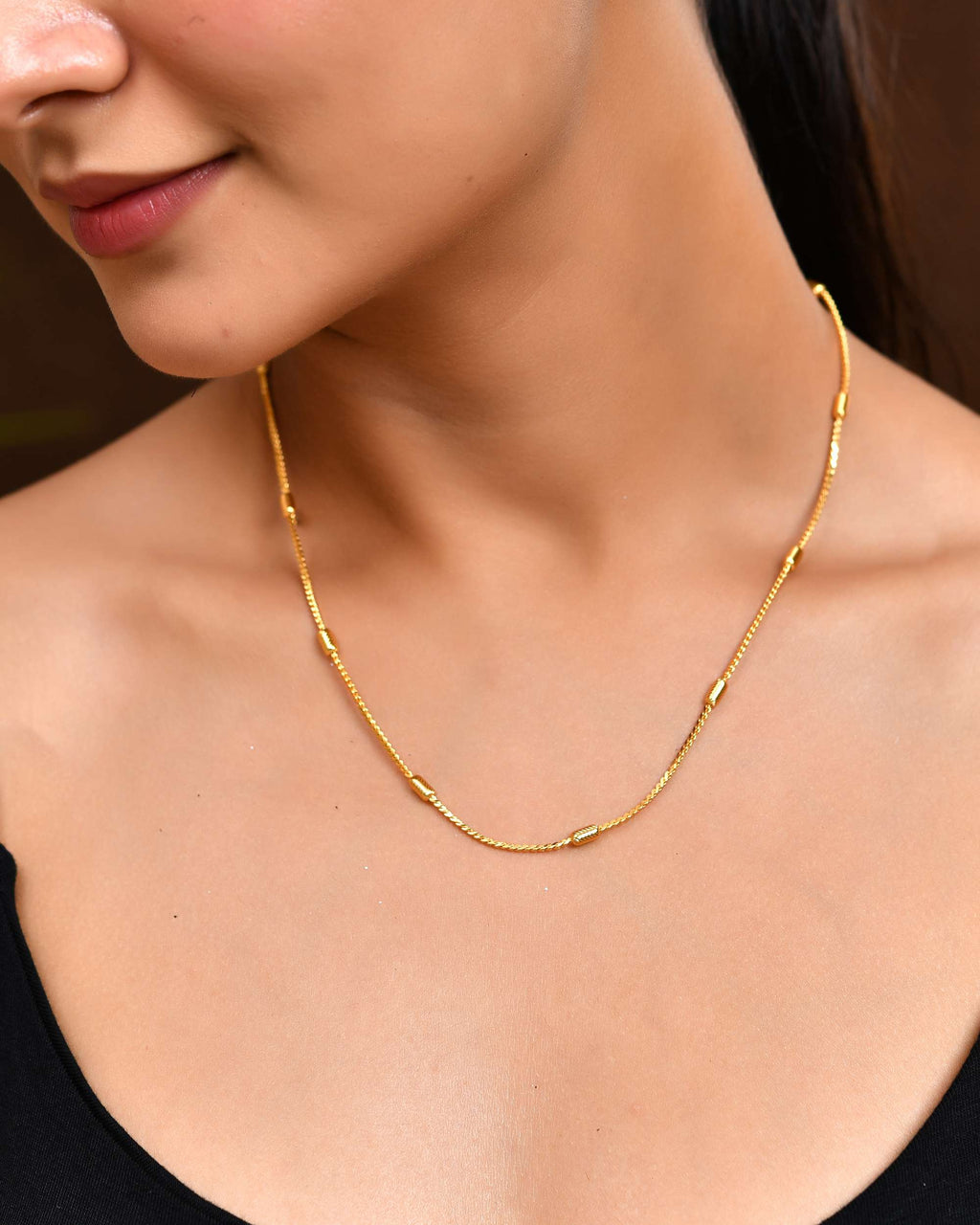 Jewels Nest Classic Golden Chain with Knurled Cylinder Detailing