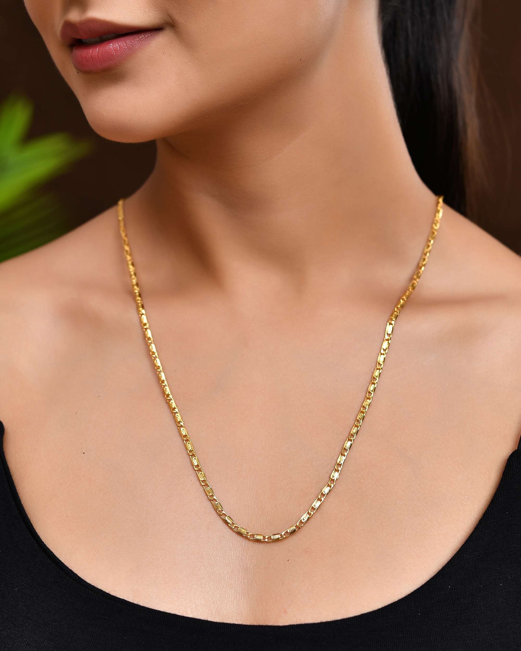 Jewels Nest Textured Rectangle Link Chain in Gold Finish
