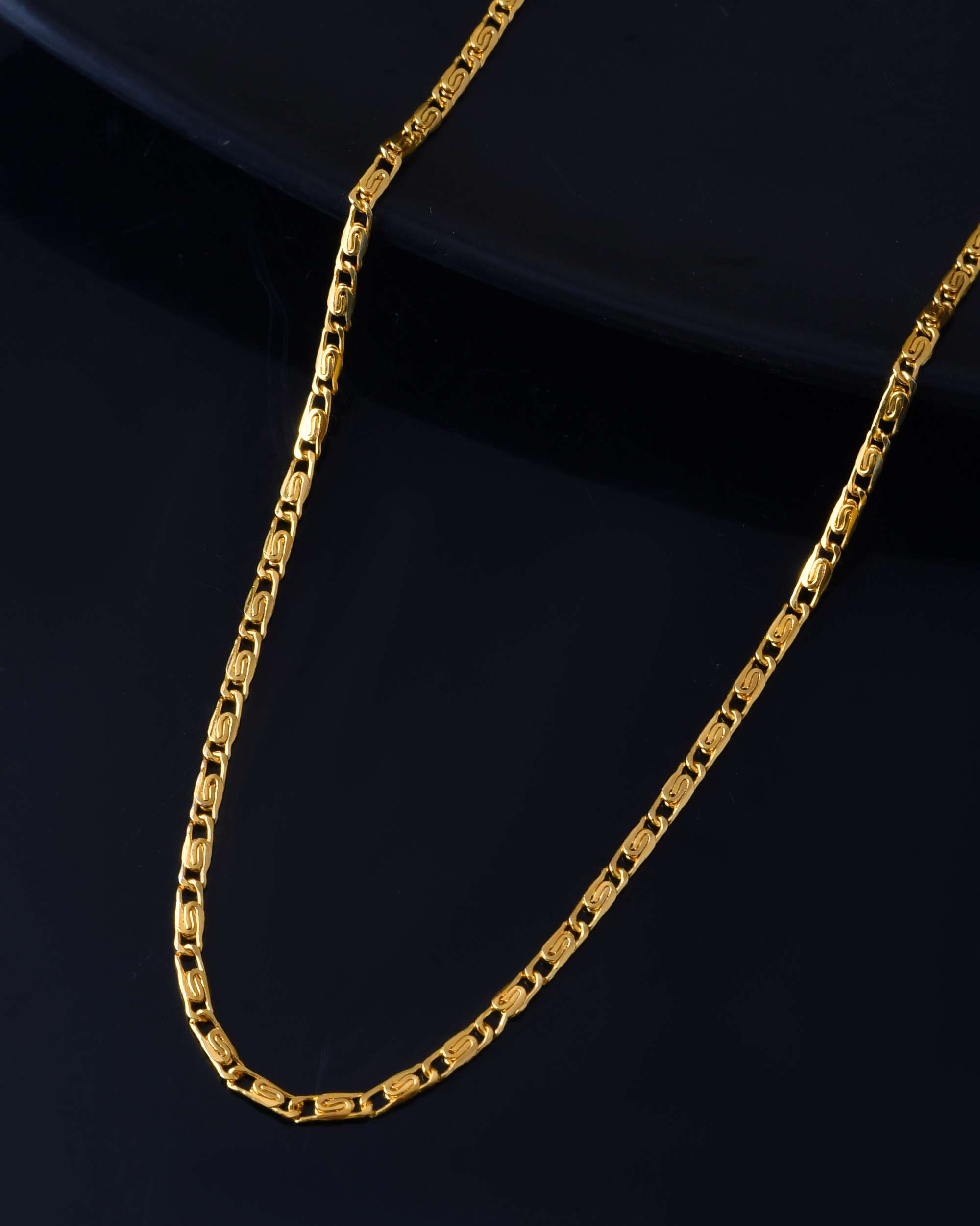 Jewels Nest Textured Rectangle Link Chain in Gold Finish