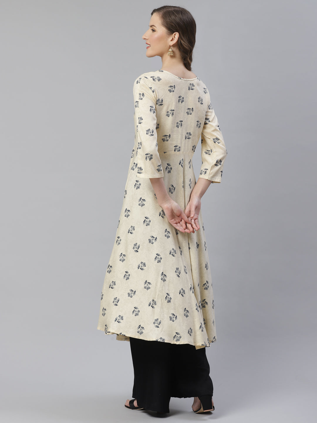 Jompers Women Off-White & Black Floral Printed A-Line Kurta ( ream )