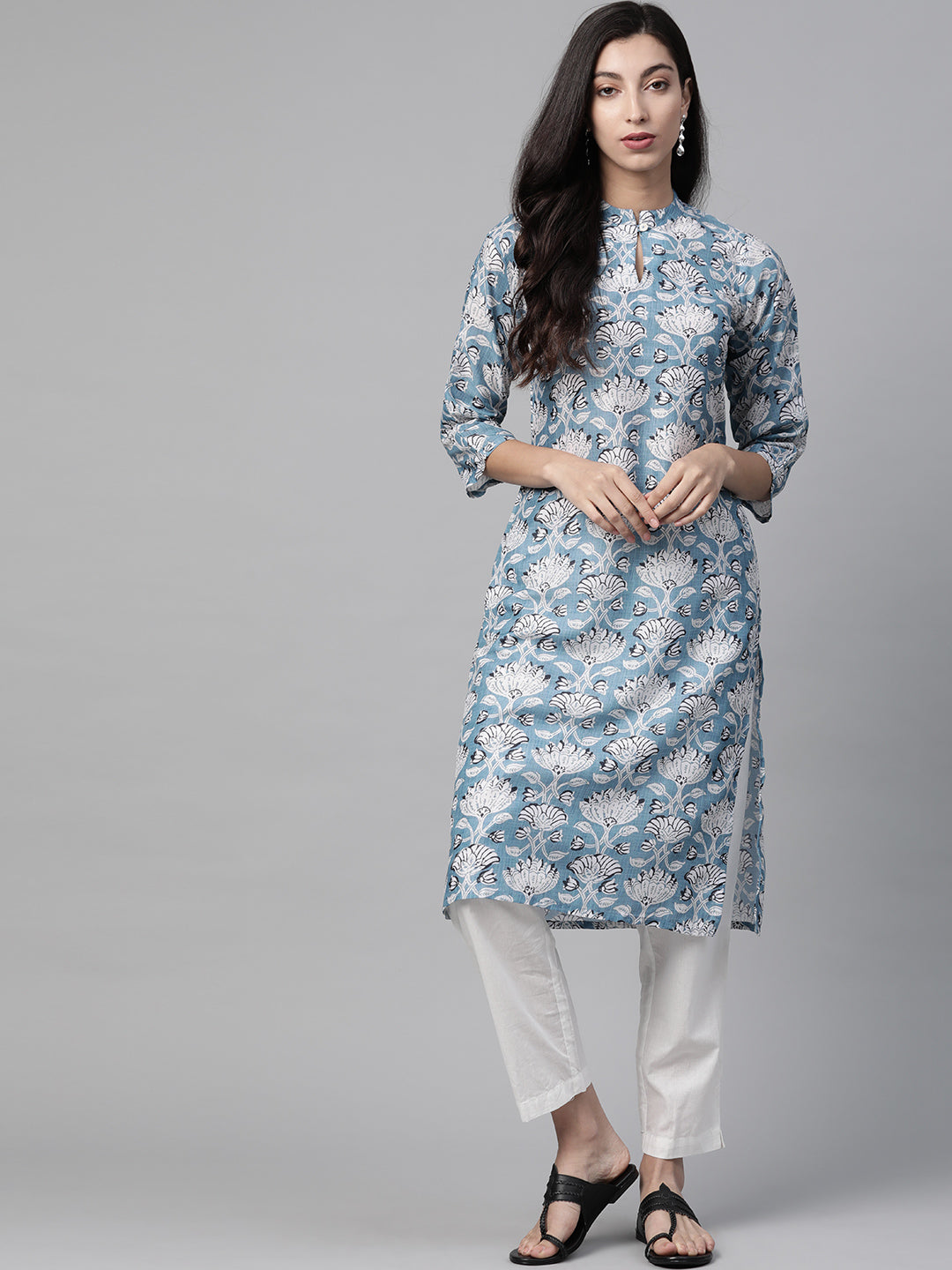 Jompers Women Blue & White Floral Printed Keyhole Neck Floral Kurta
