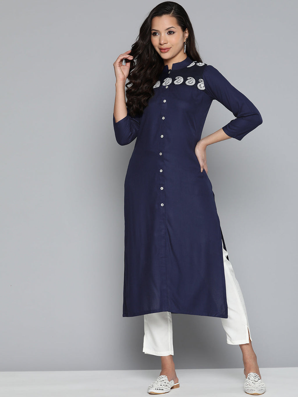 Jompers Women's Paisley Embroidered Chikankari Navy Kurta