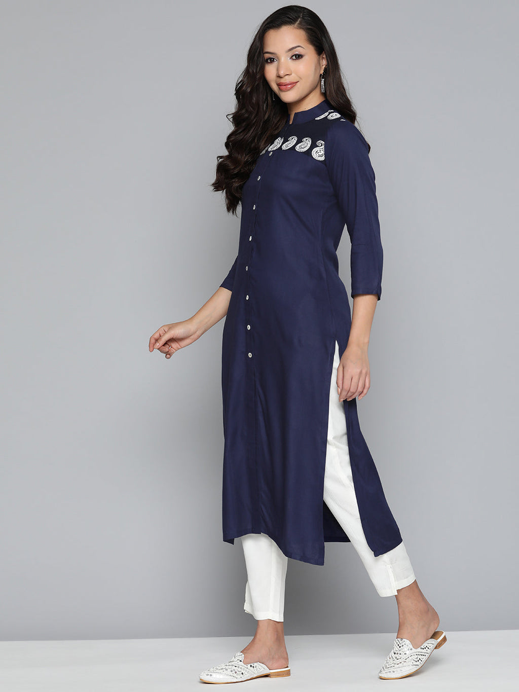 Jompers Women's Paisley Embroidered Chikankari Navy Kurta
