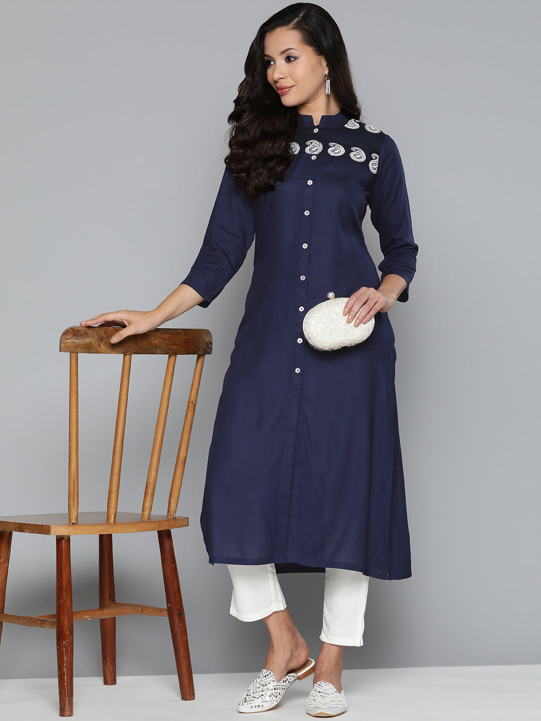 Jompers Women's Paisley Embroidered Chikankari Navy Kurta