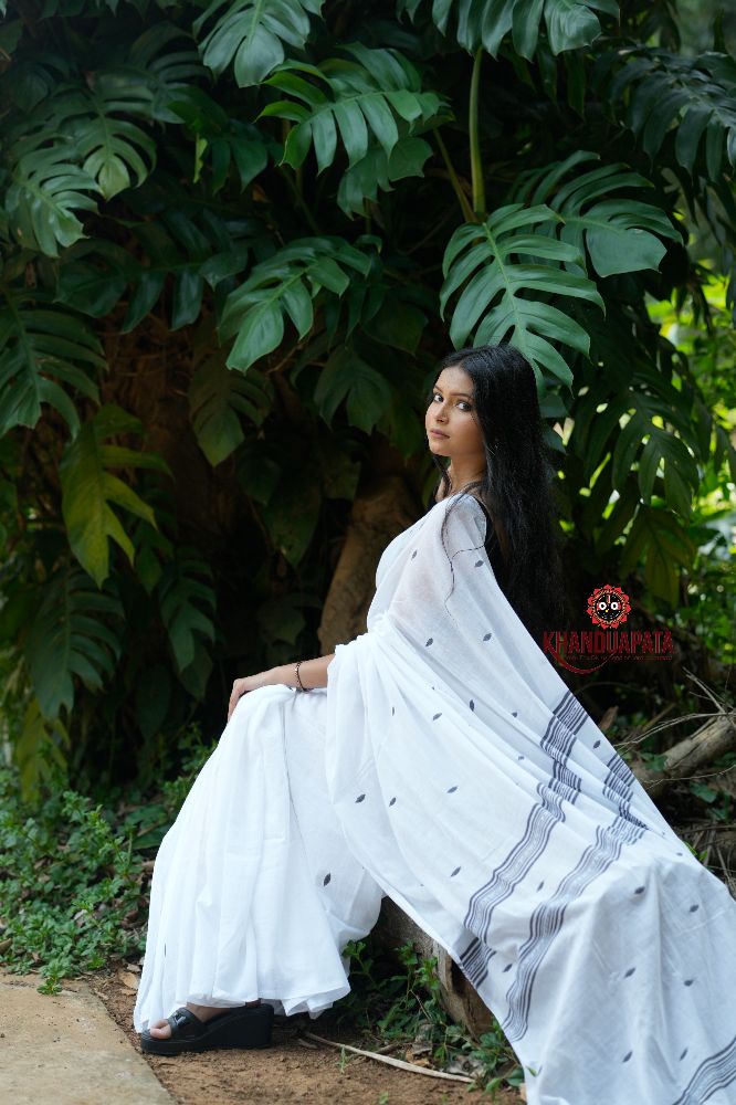 khanduapata White & Black Leaf Pattern Cotton Saree For Women
