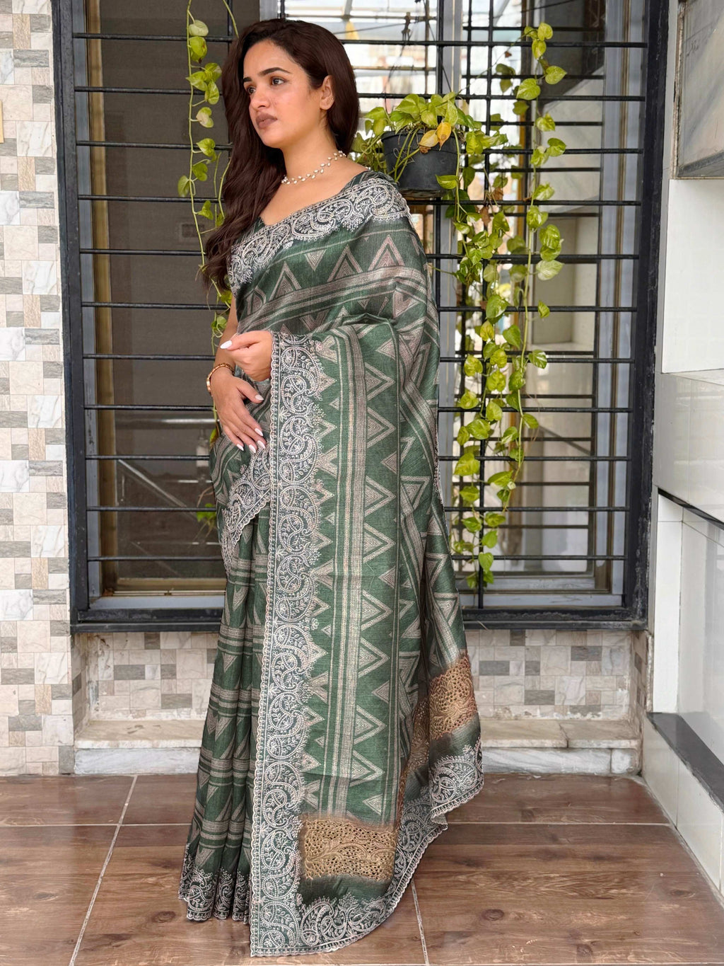 Evanik Green Kashmiri Style Digital Printed Saree With Unstitched Blouse