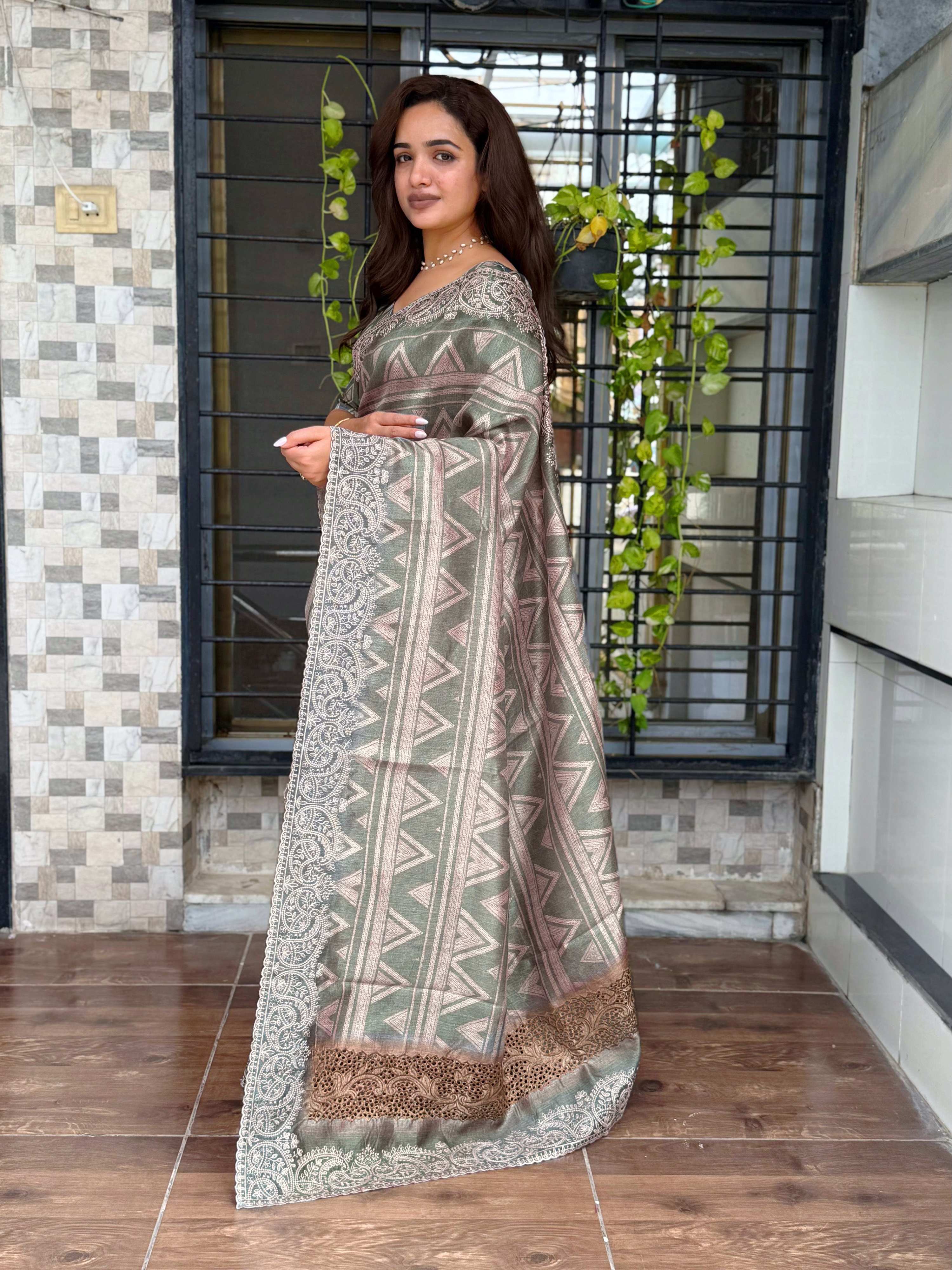 Evanik Grey Kashmiri Style Digital Printed Saree With Unstitched Blouse