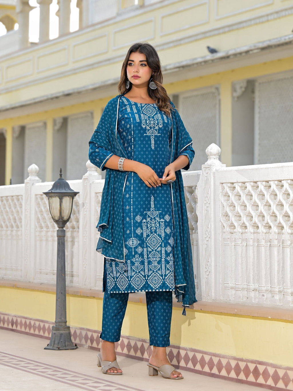 Juniper Women's Blue Viscose Rayon Printed Kurta Set